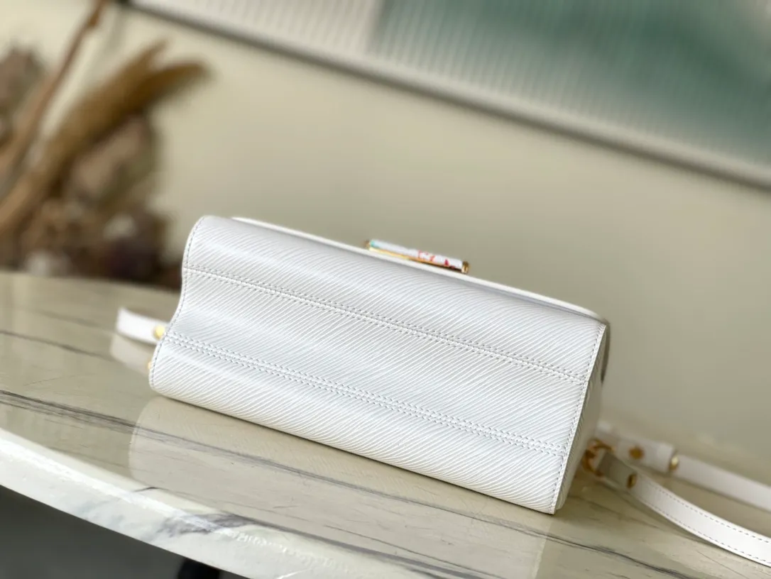 💰1320 (first-grain leather) top original order M13678 white This Twist Slim medium handbag is made of Epi grained cow leather to present a unique texture, and then incorporates the iconic LV Twist twist lock and dazzling metal parts into the modern silhouette. The Toron handle is embellished with the colorful Monogram pattern from the Louis Vuitton x Murakami reissue series. 16 x 8 x 23 cm (height x width x length)