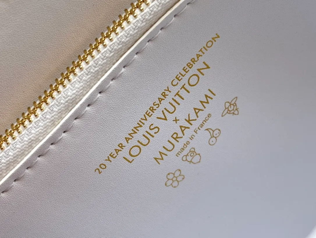💰1320 (first-grain leather) top original order M13678 white This Twist Slim medium handbag is made of Epi grained cow leather to present a unique texture, and then incorporates the iconic LV Twist twist lock and dazzling metal parts into the modern silhouette. The Toron handle is embellished with the colorful Monogram pattern from the Louis Vuitton x Murakami reissue series. 16 x 8 x 23 cm (height x width x length)
