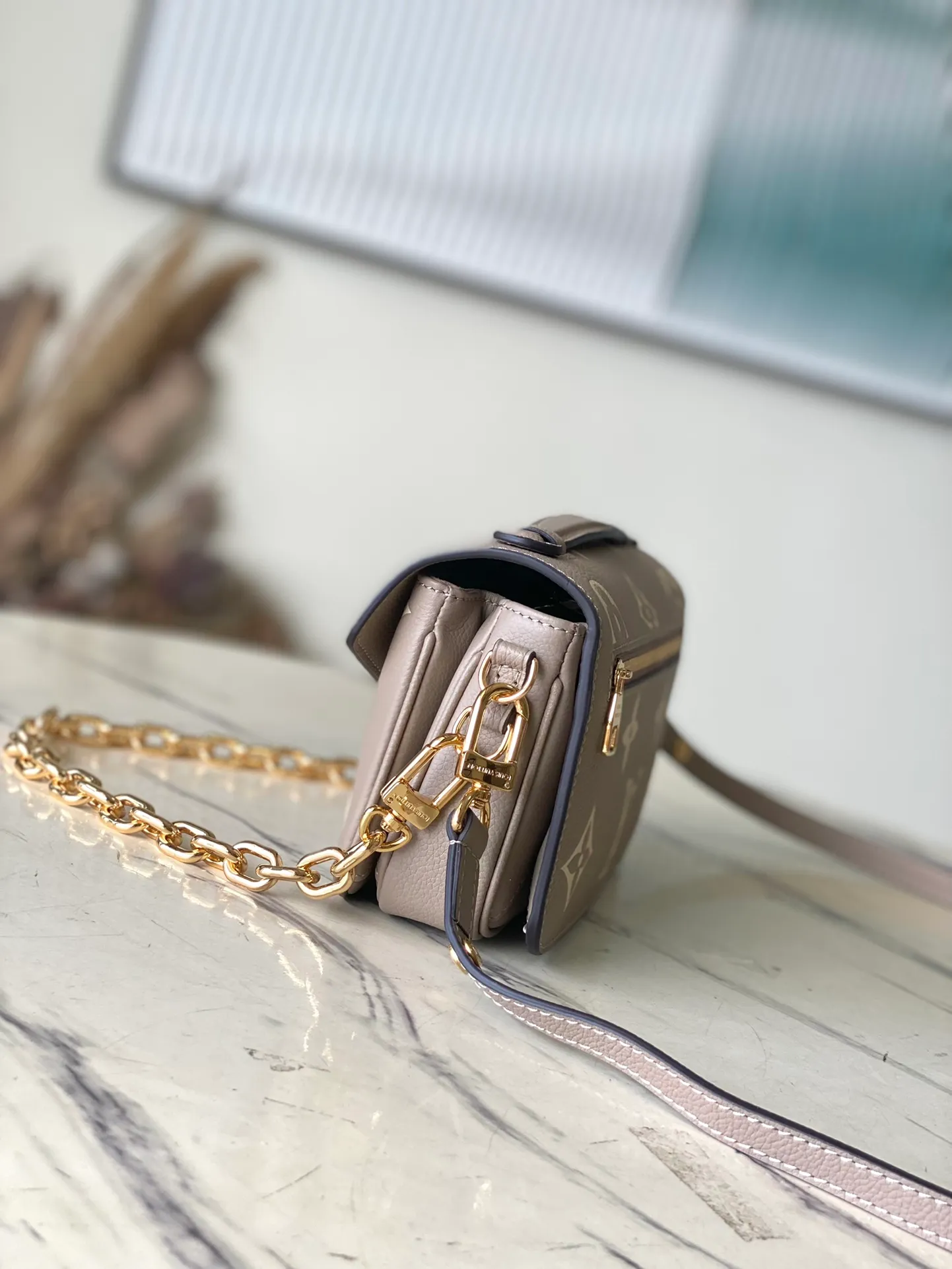 💰1100 (first-grain leather) top original order M23081 apricot silk screen This Pochette Metis East West handbag is made of Monogram Empreinte leather with Monogram pattern embossed, which combines classic elements and contemporary details. The S-lock lock and top handle pay tribute to the brand's box-making heritage. The compact configuration and detachable shoulder short chain highlight the trendy style. Size: 21.5x13.5x6cm