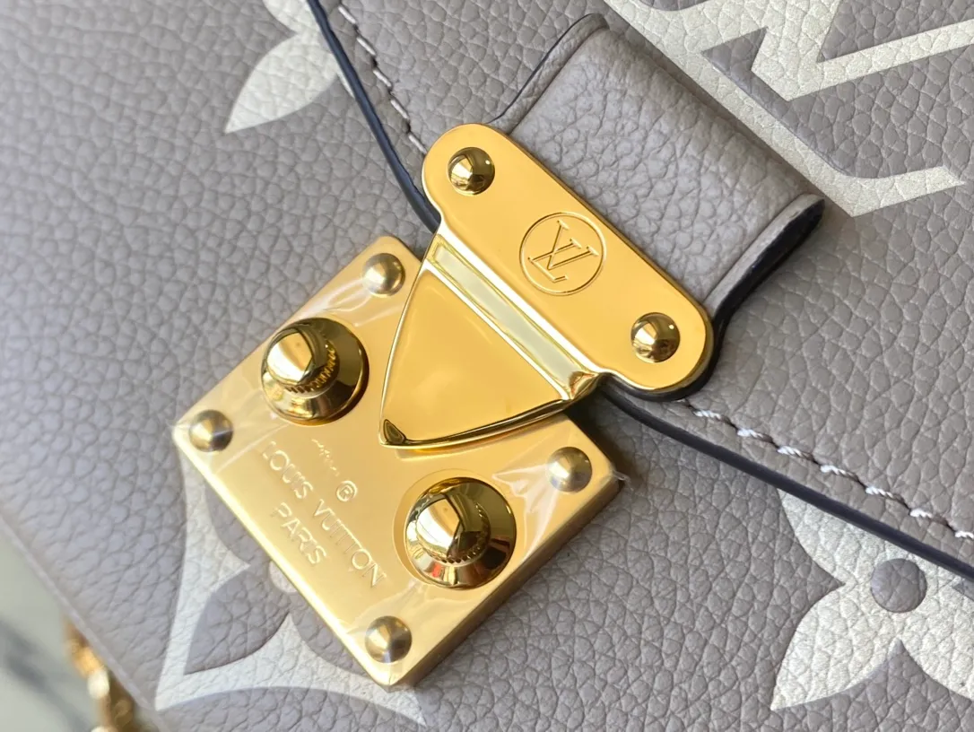 💰1100 (first-grain leather) top original order M23081 apricot silk screen This Pochette Metis East West handbag is made of Monogram Empreinte leather with Monogram pattern embossed, which combines classic elements and contemporary details. The S-lock lock and top handle pay tribute to the brand's box-making heritage. The compact configuration and detachable shoulder short chain highlight the trendy style. Size: 21.5x13.5x6cm