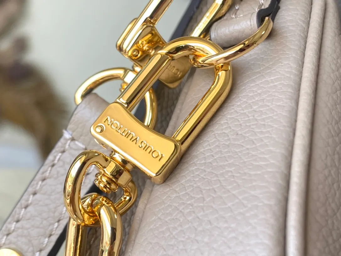💰1100 (first-grain leather) top original order M23081 apricot silk screen This Pochette Metis East West handbag is made of Monogram Empreinte leather with Monogram pattern embossed, which combines classic elements and contemporary details. The S-lock lock and top handle pay tribute to the brand's box-making heritage. The compact configuration and detachable shoulder short chain highlight the trendy style. Size: 21.5x13.5x6cm