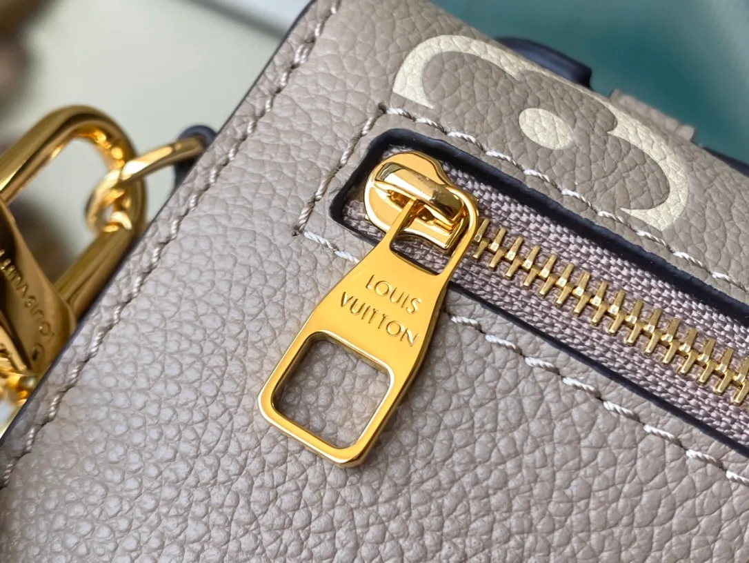 💰1100 (first-grain leather) top original order M23081 apricot silk screen This Pochette Metis East West handbag is made of Monogram Empreinte leather with Monogram pattern embossed, which combines classic elements and contemporary details. The S-lock lock and top handle pay tribute to the brand's box-making heritage. The compact configuration and detachable shoulder short chain highlight the trendy style. Size: 21.5x13.5x6cm
