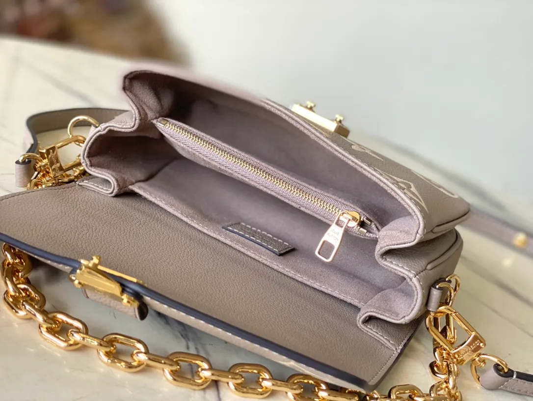 💰1100 (first-grain leather) top original order M23081 apricot silk screen This Pochette Metis East West handbag is made of Monogram Empreinte leather with Monogram pattern embossed, which combines classic elements and contemporary details. The S-lock lock and top handle pay tribute to the brand's box-making heritage. The compact configuration and detachable shoulder short chain highlight the trendy style. Size: 21.5x13.5x6cm
