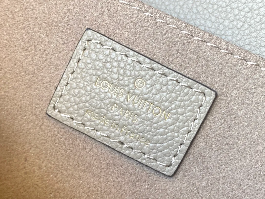 💰1100 (first-grain leather) top original order M23081 apricot silk screen This Pochette Metis East West handbag is made of Monogram Empreinte leather with Monogram pattern embossed, which combines classic elements and contemporary details. The S-lock lock and top handle pay tribute to the brand's box-making heritage. The compact configuration and detachable shoulder short chain highlight the trendy style. Size: 21.5x13.5x6cm