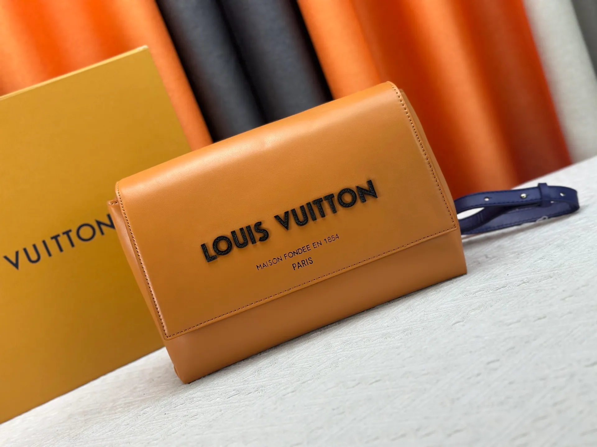 P280 M46018 Louis Vuitton's Pochette Metis embroidered messenger bag (orange version) belongs to LV's classic messenger bag series. It adopts an iconic design style and is both fashionable and practical. This orange version is particularly eye-catching and can easily become the focus of the eye in a match. Dimensions: 25x19x7 cm