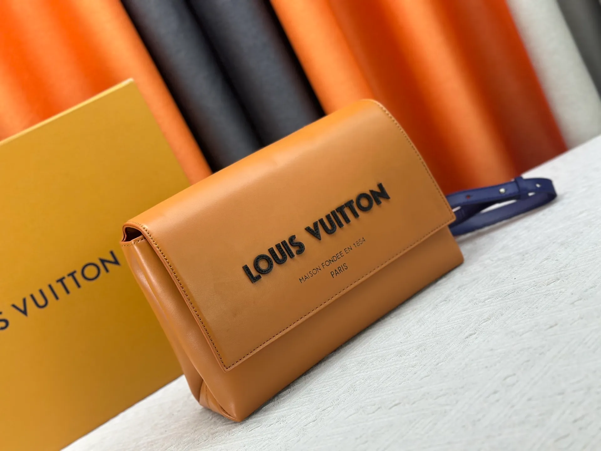 P280 M46018 Louis Vuitton's Pochette Metis embroidered messenger bag (orange version) belongs to LV's classic messenger bag series. It adopts an iconic design style and is both fashionable and practical. This orange version is particularly eye-catching and can easily become the focus of the eye in a match. Dimensions: 25x19x7 cm