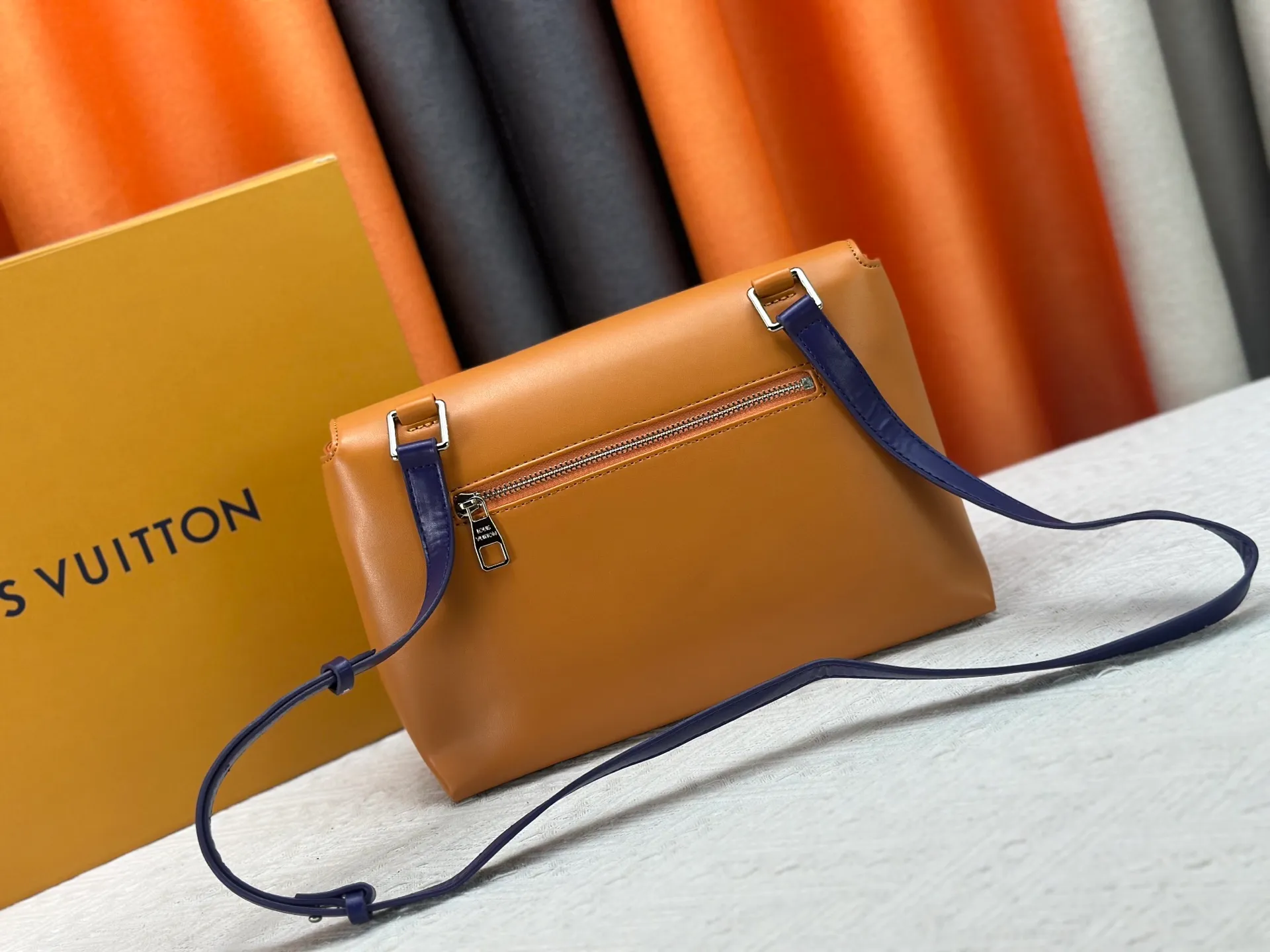 P280 M46018 Louis Vuitton's Pochette Metis embroidered messenger bag (orange version) belongs to LV's classic messenger bag series. It adopts an iconic design style and is both fashionable and practical. This orange version is particularly eye-catching and can easily become the focus of the eye in a match. Dimensions: 25x19x7 cm