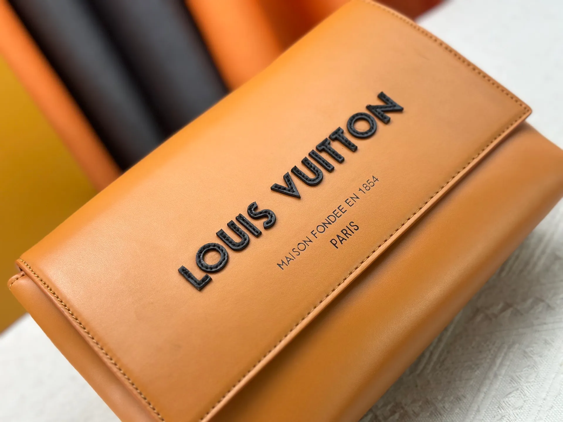 P280 M46018 Louis Vuitton's Pochette Metis embroidered messenger bag (orange version) belongs to LV's classic messenger bag series. It adopts an iconic design style and is both fashionable and practical. This orange version is particularly eye-catching and can easily become the focus of the eye in a match. Dimensions: 25x19x7 cm
