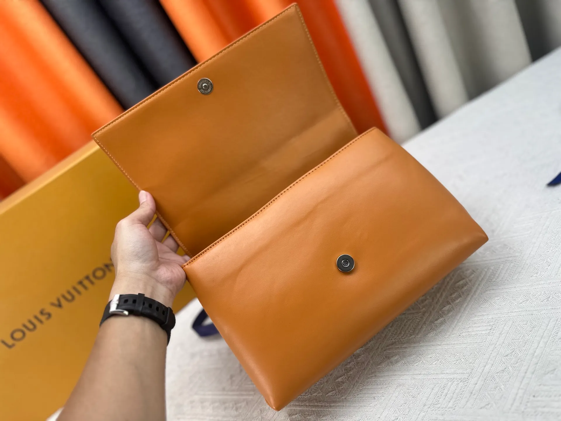 P280 M46018 Louis Vuitton's Pochette Metis embroidered messenger bag (orange version) belongs to LV's classic messenger bag series. It adopts an iconic design style and is both fashionable and practical. This orange version is particularly eye-catching and can easily become the focus of the eye in a match. Dimensions: 25x19x7 cm