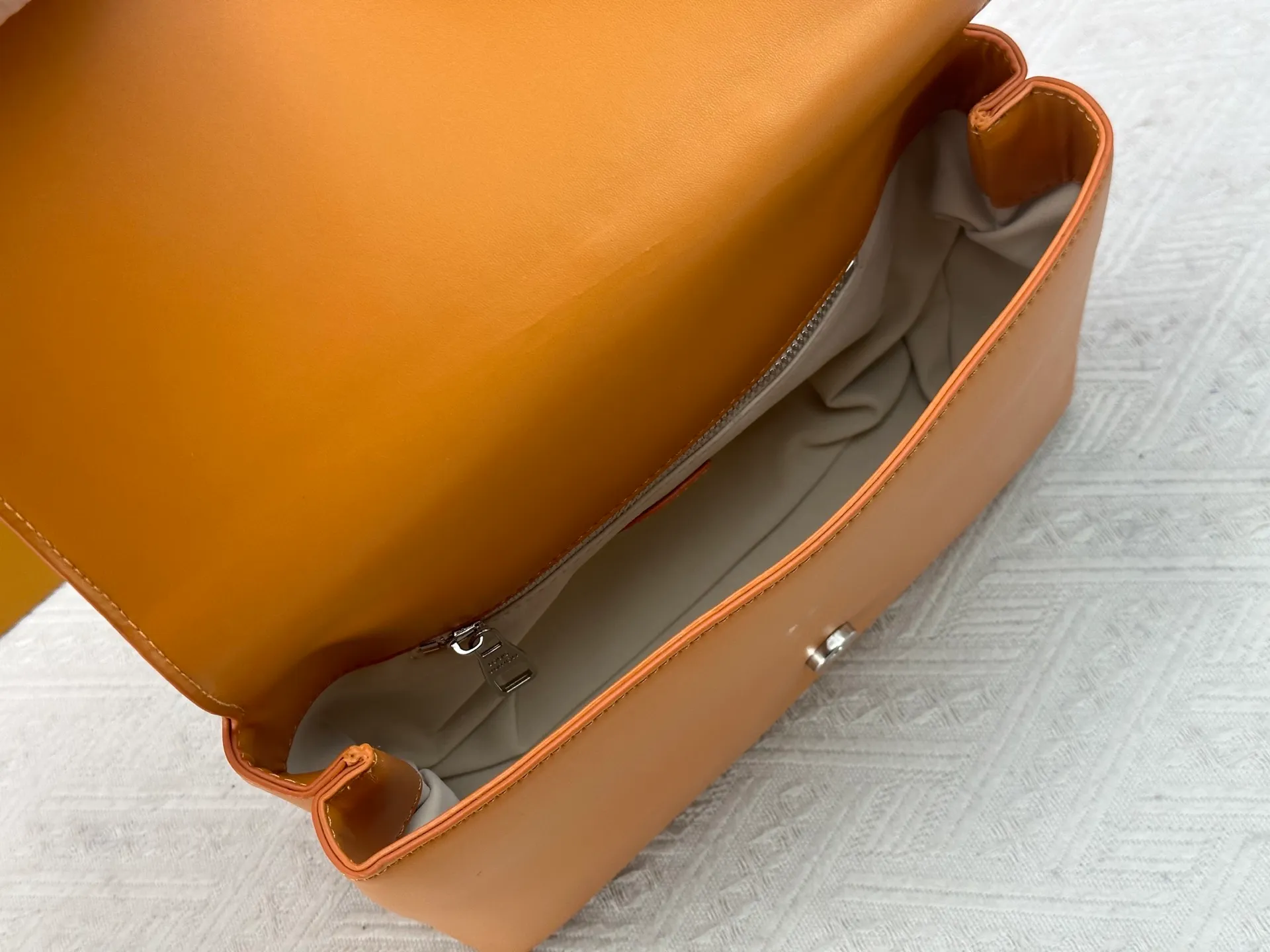 P280 M46018 Louis Vuitton's Pochette Metis embroidered messenger bag (orange version) belongs to LV's classic messenger bag series. It adopts an iconic design style and is both fashionable and practical. This orange version is particularly eye-catching and can easily become the focus of the eye in a match. Dimensions: 25x19x7 cm