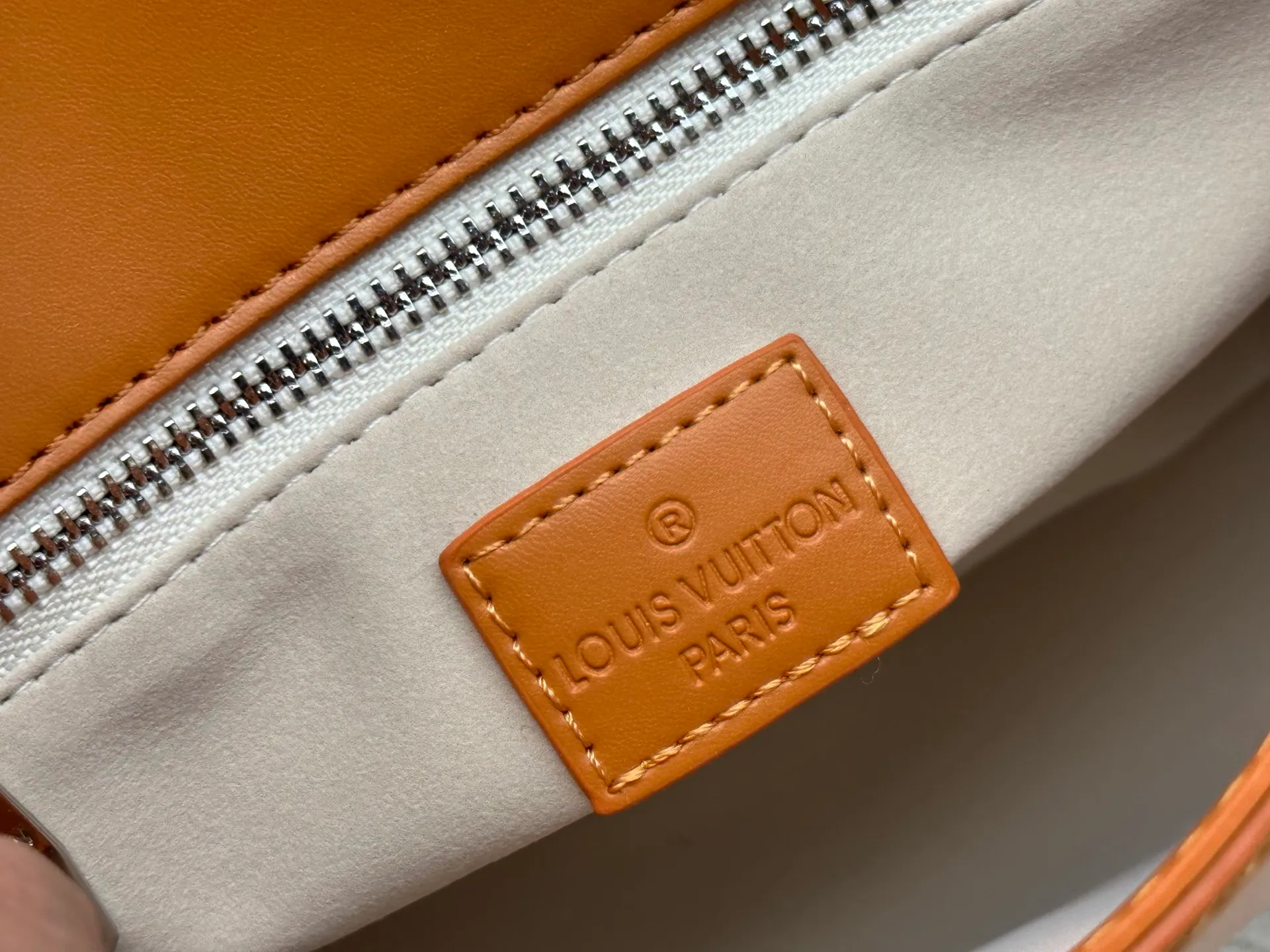 P280 M46018 Louis Vuitton's Pochette Metis embroidered messenger bag (orange version) belongs to LV's classic messenger bag series. It adopts an iconic design style and is both fashionable and practical. This orange version is particularly eye-catching and can easily become the focus of the eye in a match. Dimensions: 25x19x7 cm