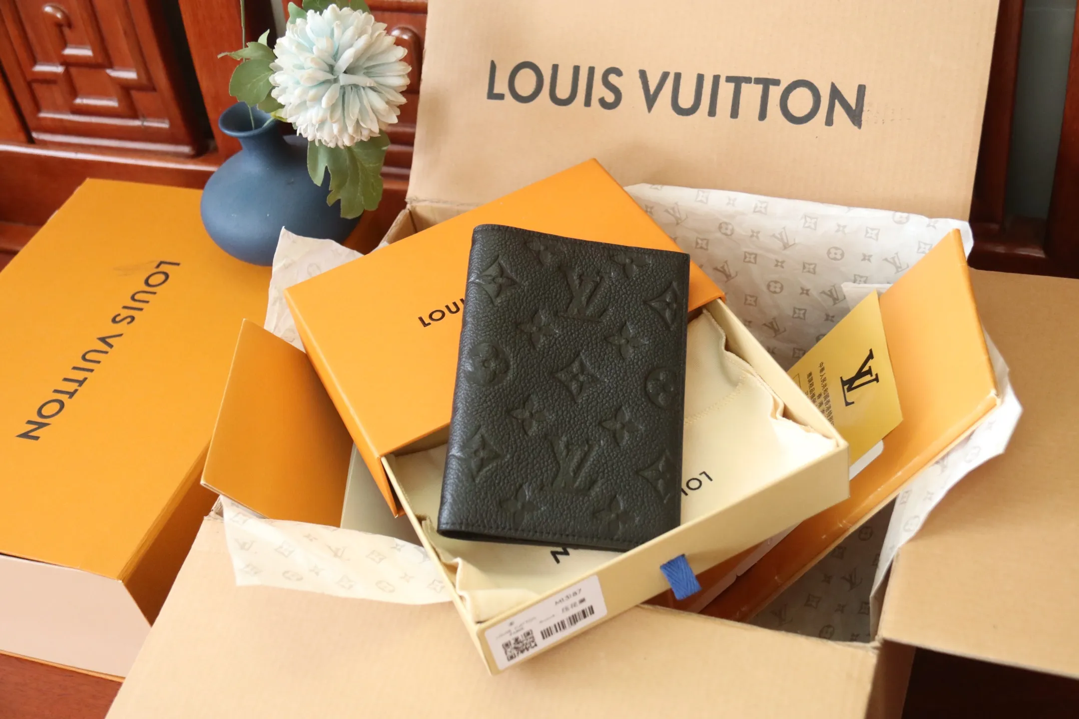 Original M64501 Embossed M63914 Passport Holder💰320 An excellent companion for fashionable travel. Lined with luxurious grained calfskin and featuring a multi-compartment interior, this is a classic travel accessory. The image of a giraffe carrying a gorgeous Louis Vuitton handbag and making a shopping spree transforms this elegant passport holder into the embodiment of cuteness. 10.0x14.0x2.5cm