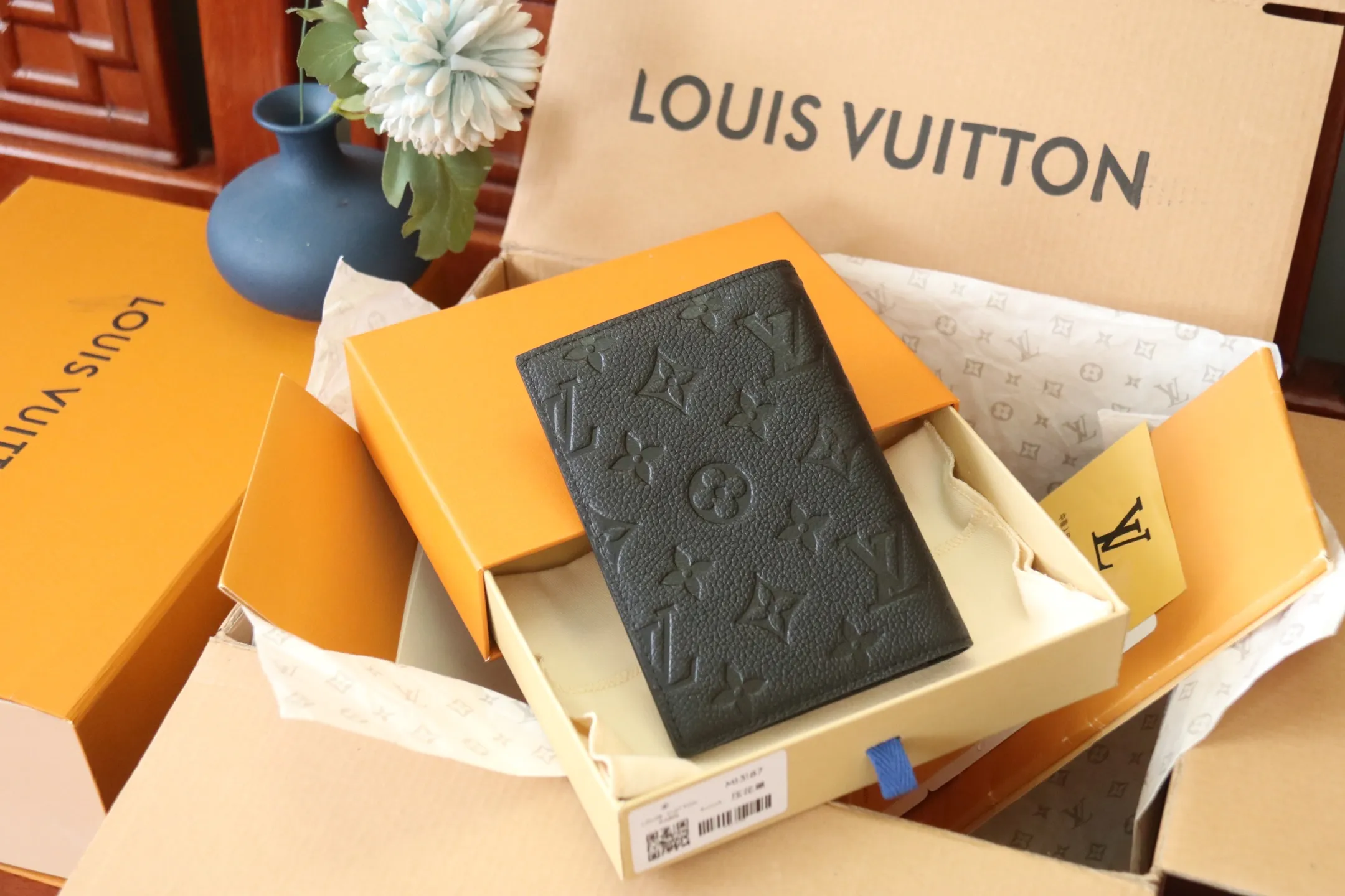 Original M64501 Embossed M63914 Passport Holder💰320 An excellent companion for fashionable travel. Lined with luxurious grained calfskin and featuring a multi-compartment interior, this is a classic travel accessory. The image of a giraffe carrying a gorgeous Louis Vuitton handbag and making a shopping spree transforms this elegant passport holder into the embodiment of cuteness. 10.0x14.0x2.5cm