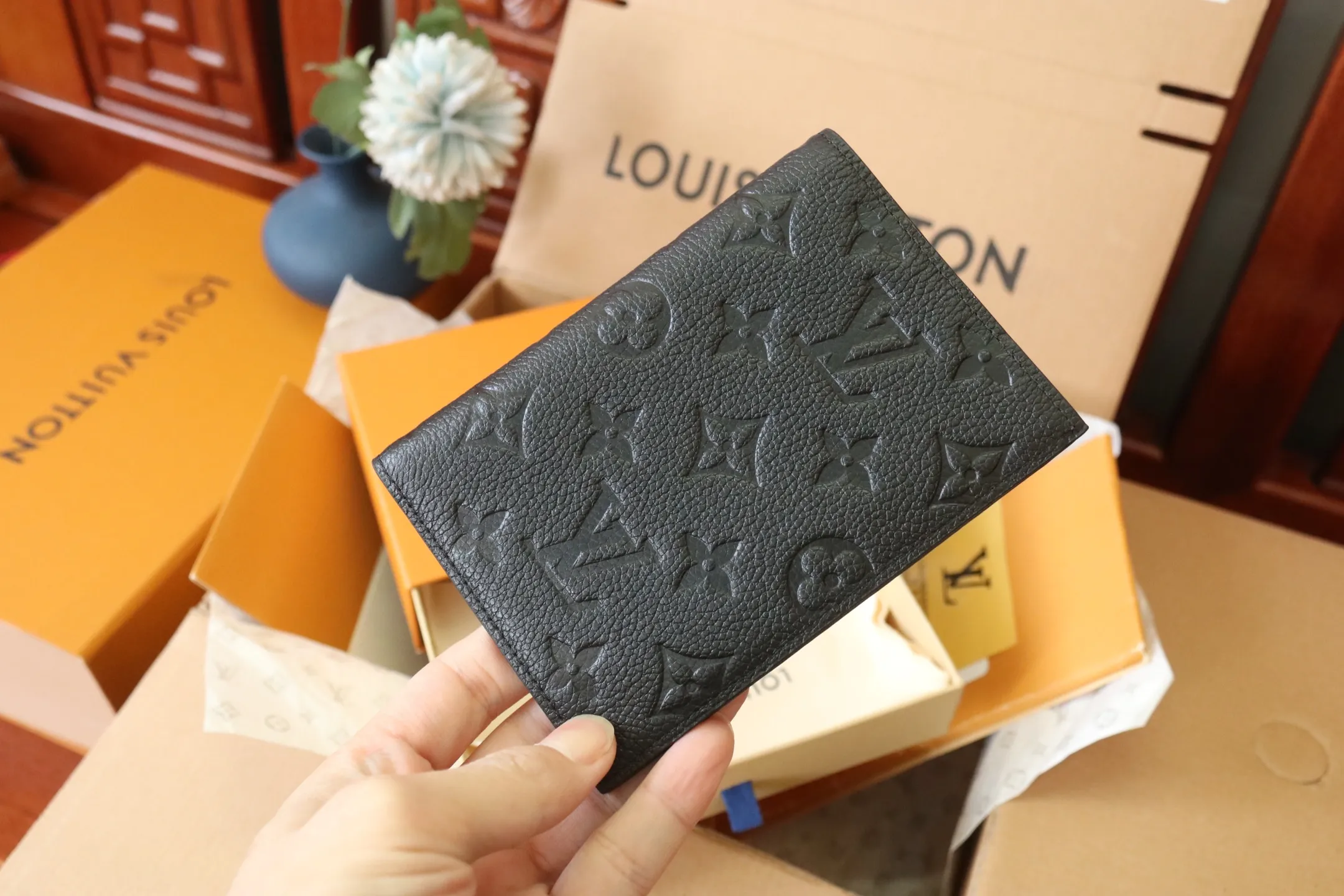 Original M64501 Embossed M63914 Passport Holder💰320 An excellent companion for fashionable travel. Lined with luxurious grained calfskin and featuring a multi-compartment interior, this is a classic travel accessory. The image of a giraffe carrying a gorgeous Louis Vuitton handbag and making a shopping spree transforms this elegant passport holder into the embodiment of cuteness. 10.0x14.0x2.5cm