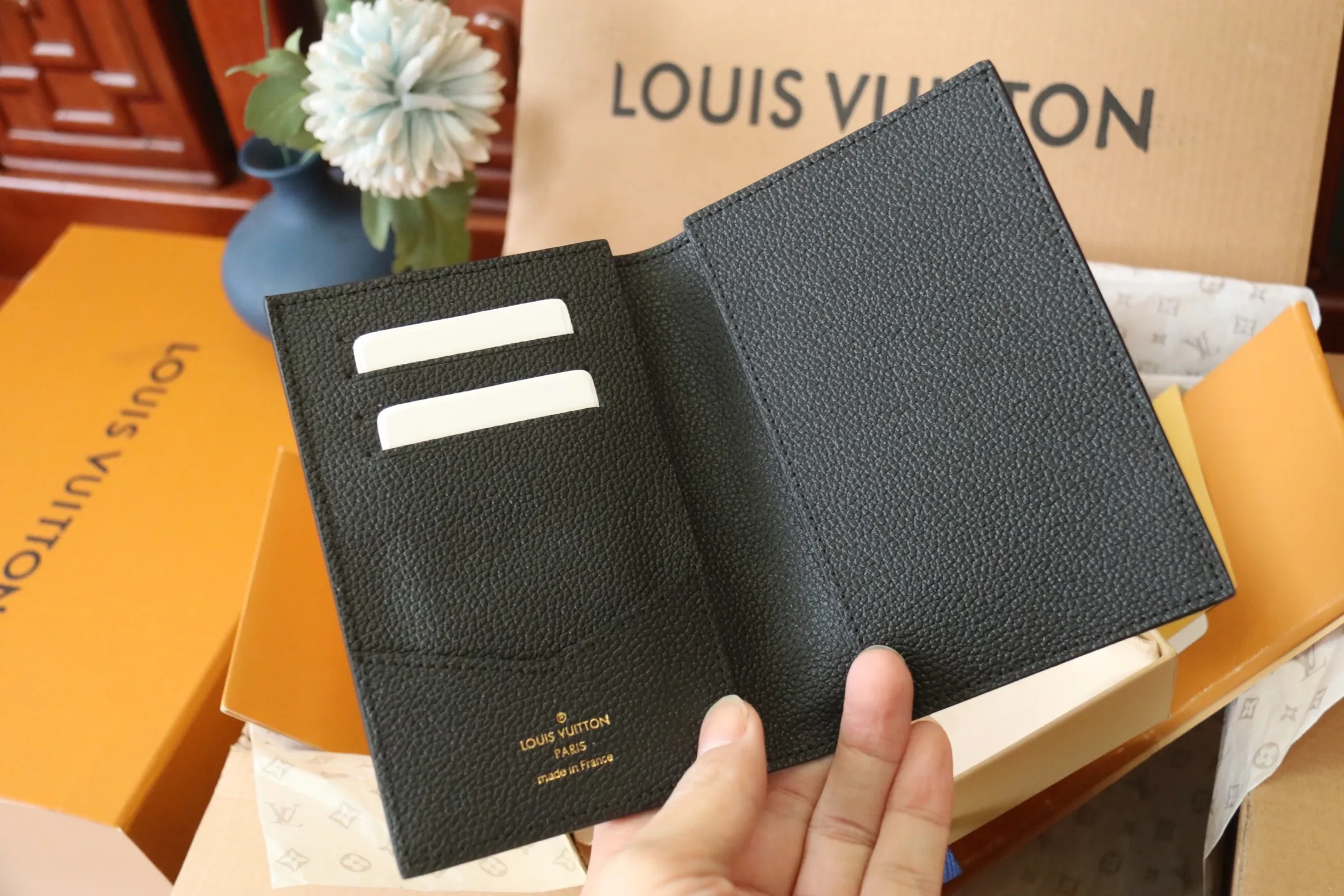 Original M64501 Embossed M63914 Passport Holder💰320 An excellent companion for fashionable travel. Lined with luxurious grained calfskin and featuring a multi-compartment interior, this is a classic travel accessory. The image of a giraffe carrying a gorgeous Louis Vuitton handbag and making a shopping spree transforms this elegant passport holder into the embodiment of cuteness. 10.0x14.0x2.5cm