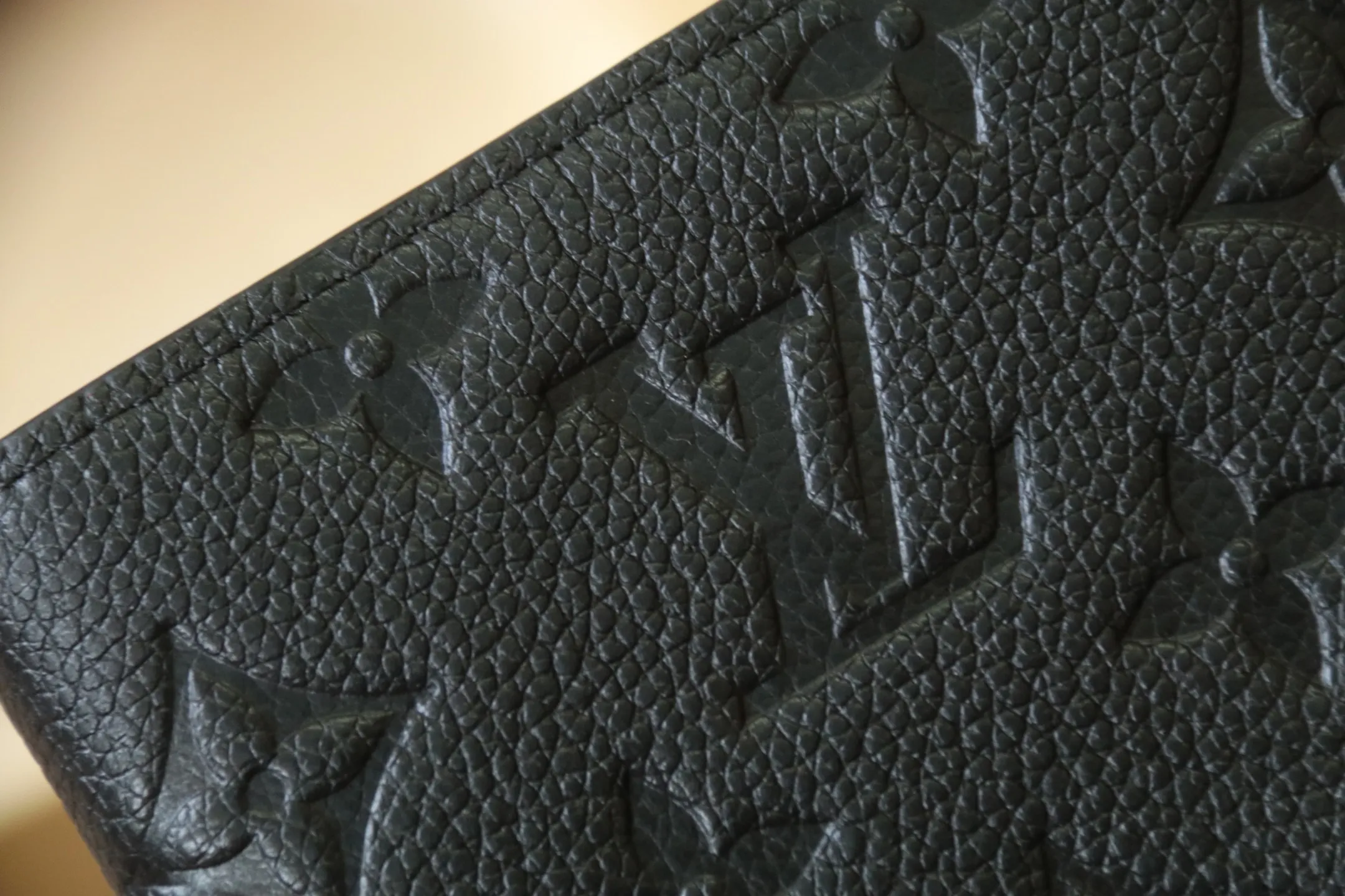 Original M64501 Embossed M63914 Passport Holder💰320 An excellent companion for fashionable travel. Lined with luxurious grained calfskin and featuring a multi-compartment interior, this is a classic travel accessory. The image of a giraffe carrying a gorgeous Louis Vuitton handbag and making a shopping spree transforms this elegant passport holder into the embodiment of cuteness. 10.0x14.0x2.5cm