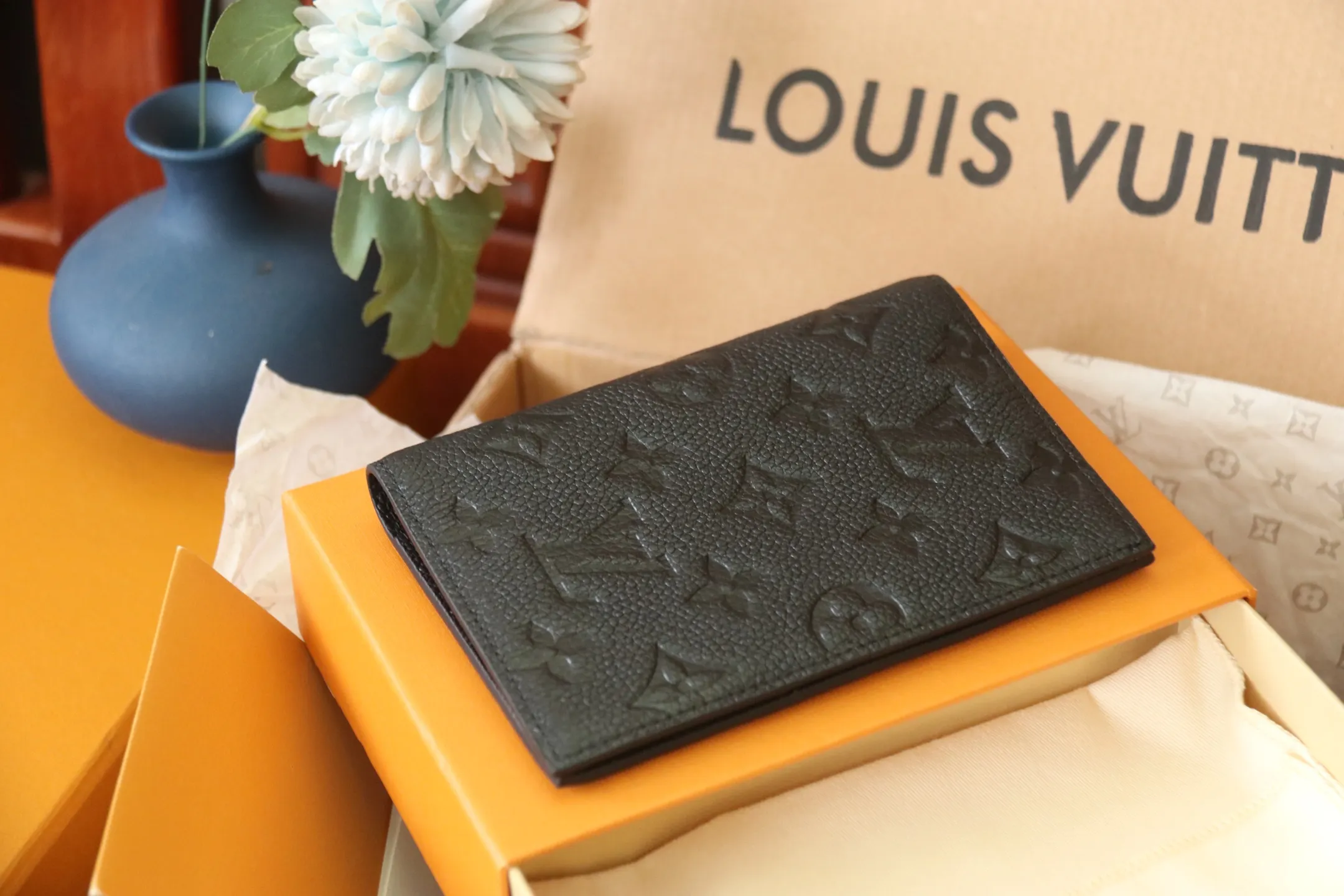 Original M64501 Embossed M63914 Passport Holder💰320 An excellent companion for fashionable travel. Lined with luxurious grained calfskin and featuring a multi-compartment interior, this is a classic travel accessory. The image of a giraffe carrying a gorgeous Louis Vuitton handbag and making a shopping spree transforms this elegant passport holder into the embodiment of cuteness. 10.0x14.0x2.5cm