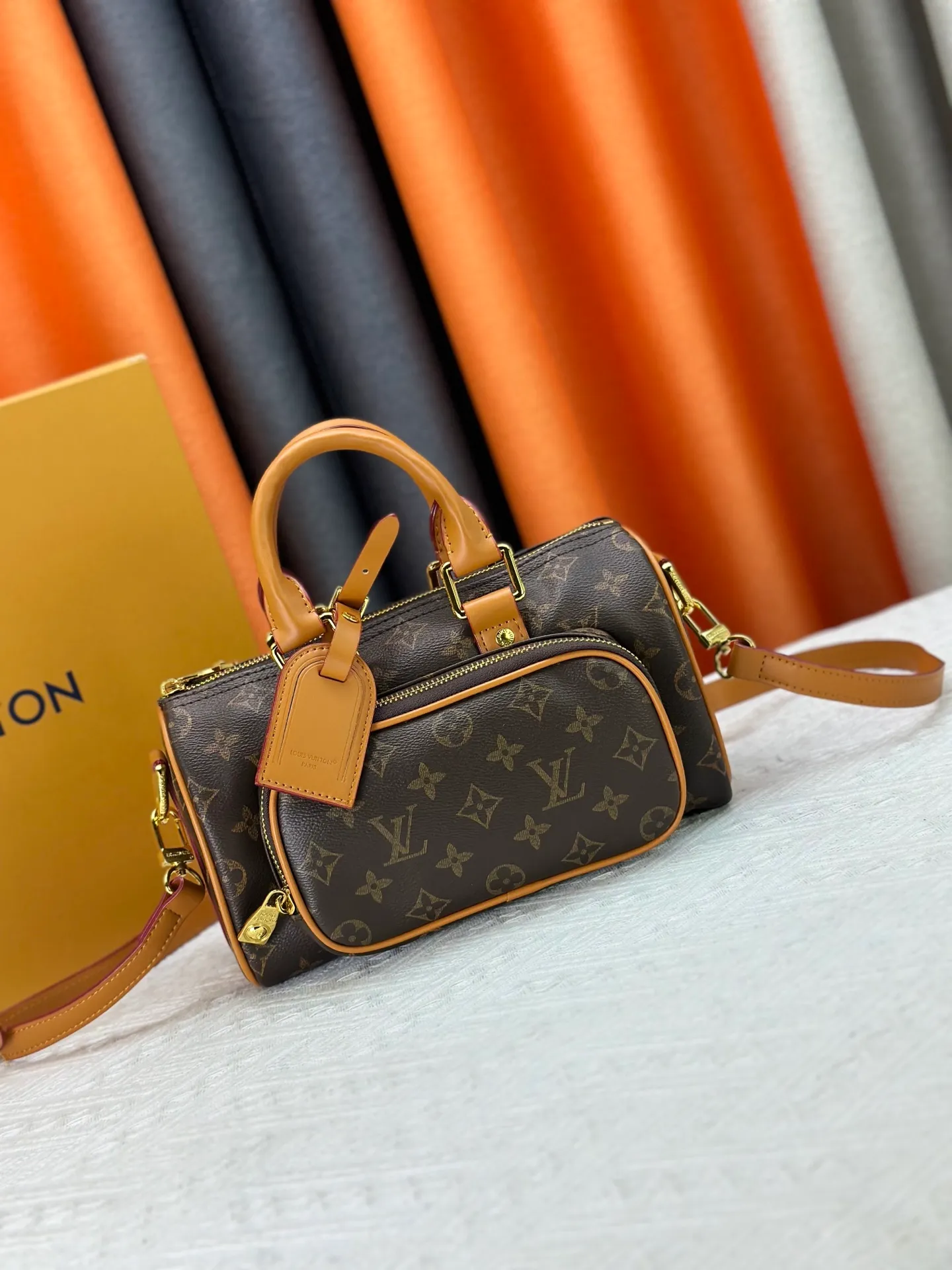 P260 Upgraded original M13988 full leather black M12627 khaki presbyopia, black grass green 46271 black flower This Keepall Bandoulière 25 handbag is made of grain leather with suede details and distressed metal parts. The Monogram canvas outer bag is opened with a cord zipper, making it easy to access and place your belongings. Removable and adjustable leather shoulder strap provides comfortable shoulder carrying experience. Length, height and width: 25x15x11cm