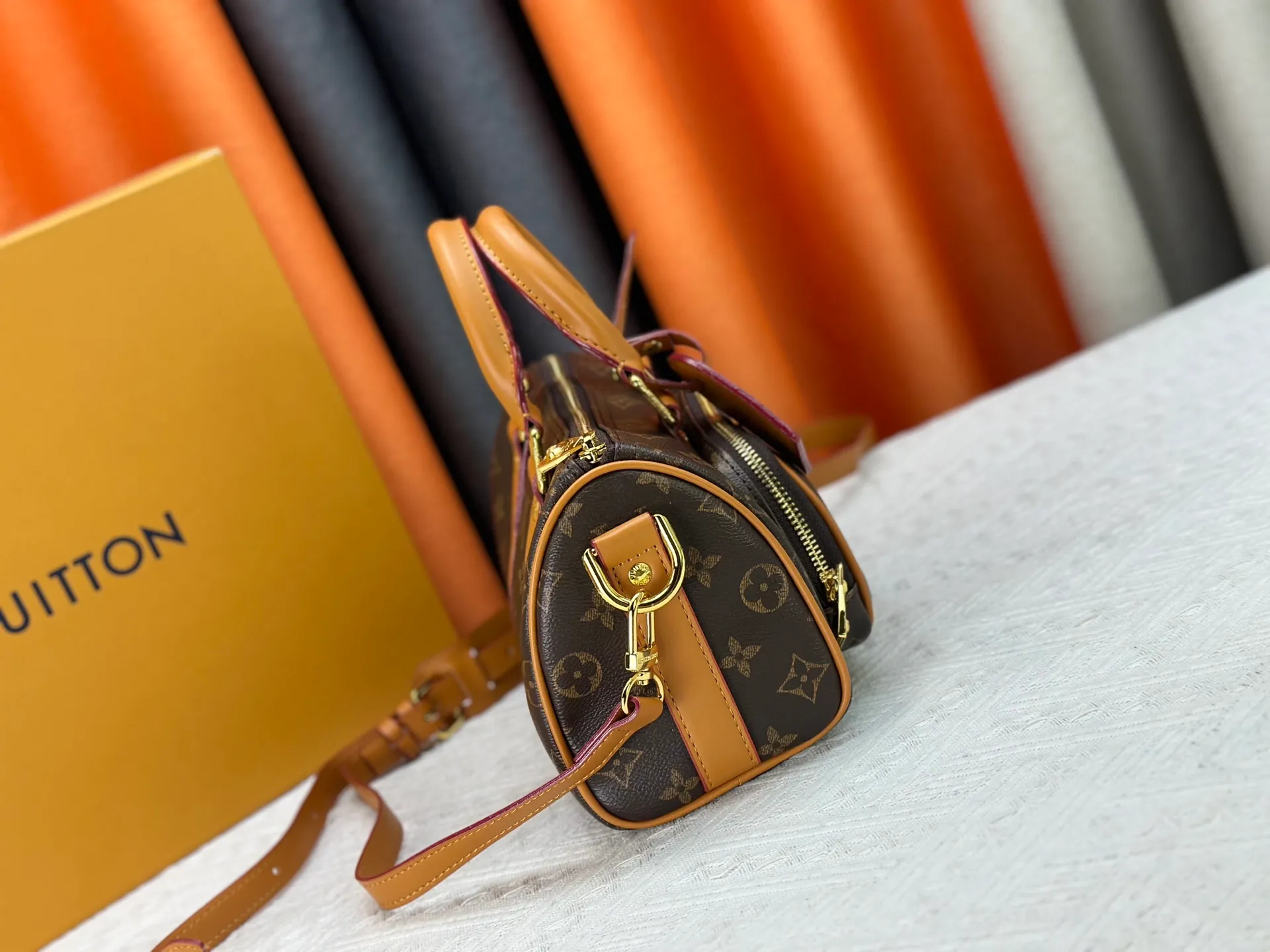 P260 Upgraded original M13988 full leather black M12627 khaki presbyopia, black grass green 46271 black flower This Keepall Bandoulière 25 handbag is made of grain leather with suede details and distressed metal parts. The Monogram canvas outer bag is opened with a cord zipper, making it easy to access and place your belongings. Removable and adjustable leather shoulder strap provides comfortable shoulder carrying experience. Length, height and width: 25x15x11cm