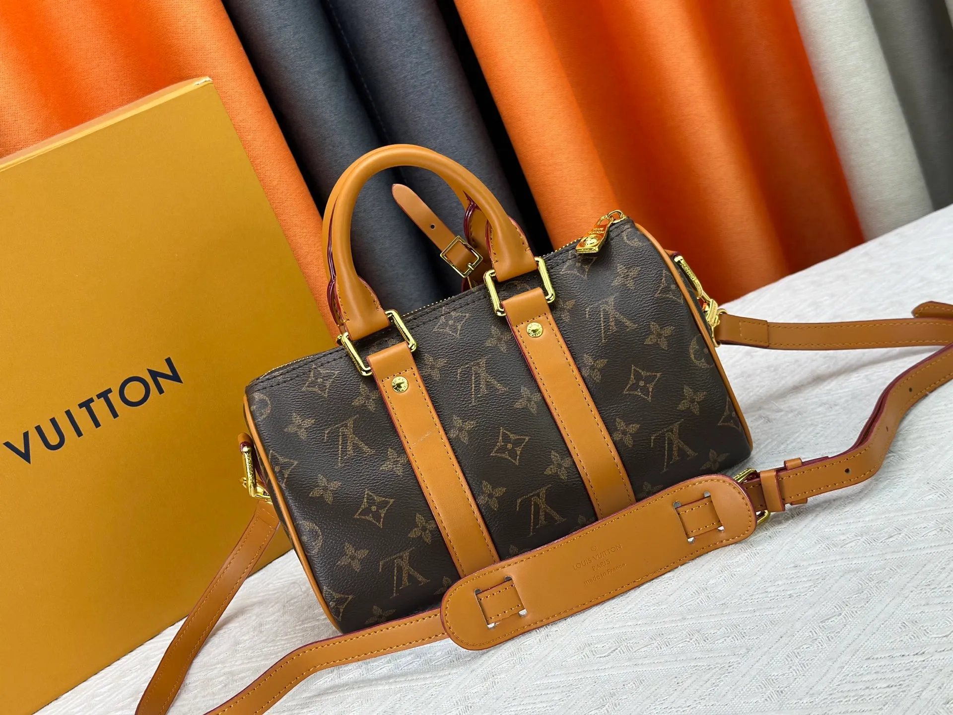 P260 Upgraded original M13988 full leather black M12627 khaki presbyopia, black grass green 46271 black flower This Keepall Bandoulière 25 handbag is made of grain leather with suede details and distressed metal parts. The Monogram canvas outer bag is opened with a cord zipper, making it easy to access and place your belongings. Removable and adjustable leather shoulder strap provides comfortable shoulder carrying experience. Length, height and width: 25x15x11cm