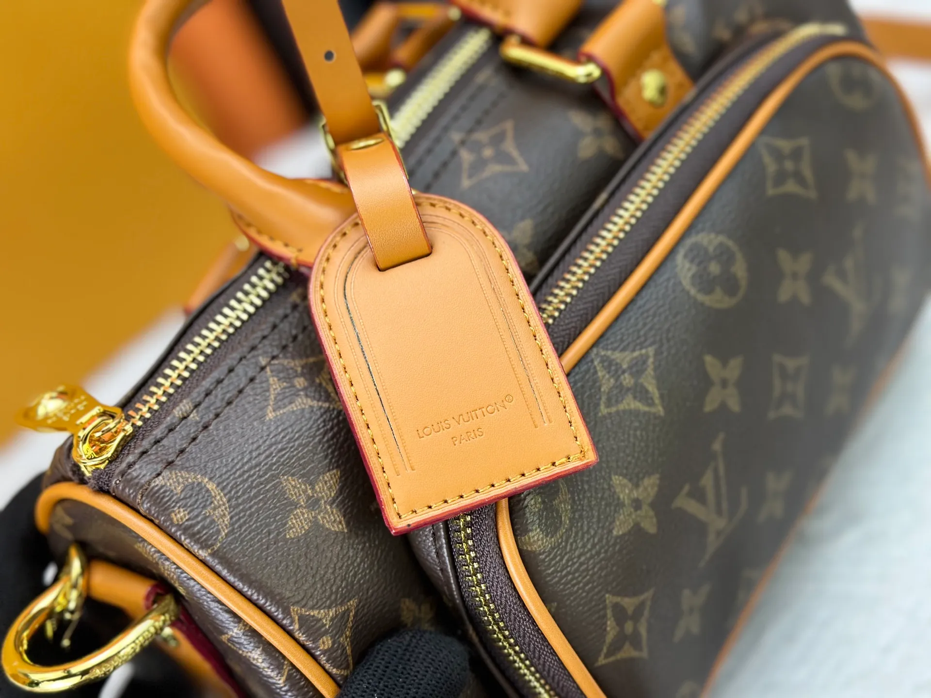 P260 Upgraded original M13988 full leather black M12627 khaki presbyopia, black grass green 46271 black flower This Keepall Bandoulière 25 handbag is made of grain leather with suede details and distressed metal parts. The Monogram canvas outer bag is opened with a cord zipper, making it easy to access and place your belongings. Removable and adjustable leather shoulder strap provides comfortable shoulder carrying experience. Length, height and width: 25x15x11cm