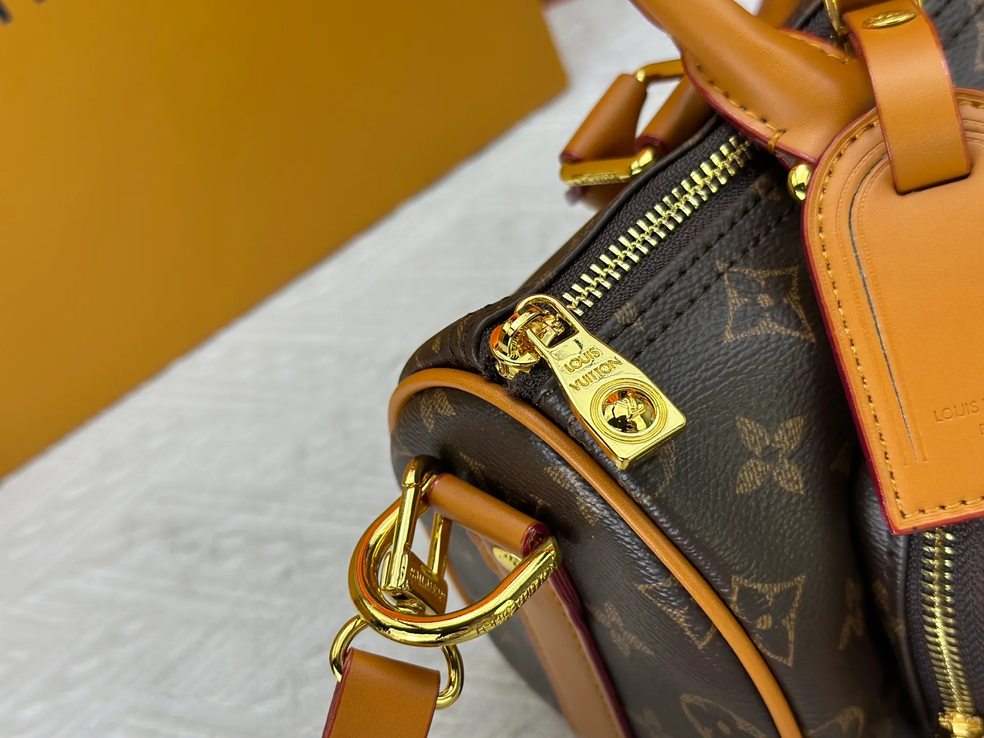 P260 Upgraded original M13988 full leather black M12627 khaki presbyopia, black grass green 46271 black flower This Keepall Bandoulière 25 handbag is made of grain leather with suede details and distressed metal parts. The Monogram canvas outer bag is opened with a cord zipper, making it easy to access and place your belongings. Removable and adjustable leather shoulder strap provides comfortable shoulder carrying experience. Length, height and width: 25x15x11cm