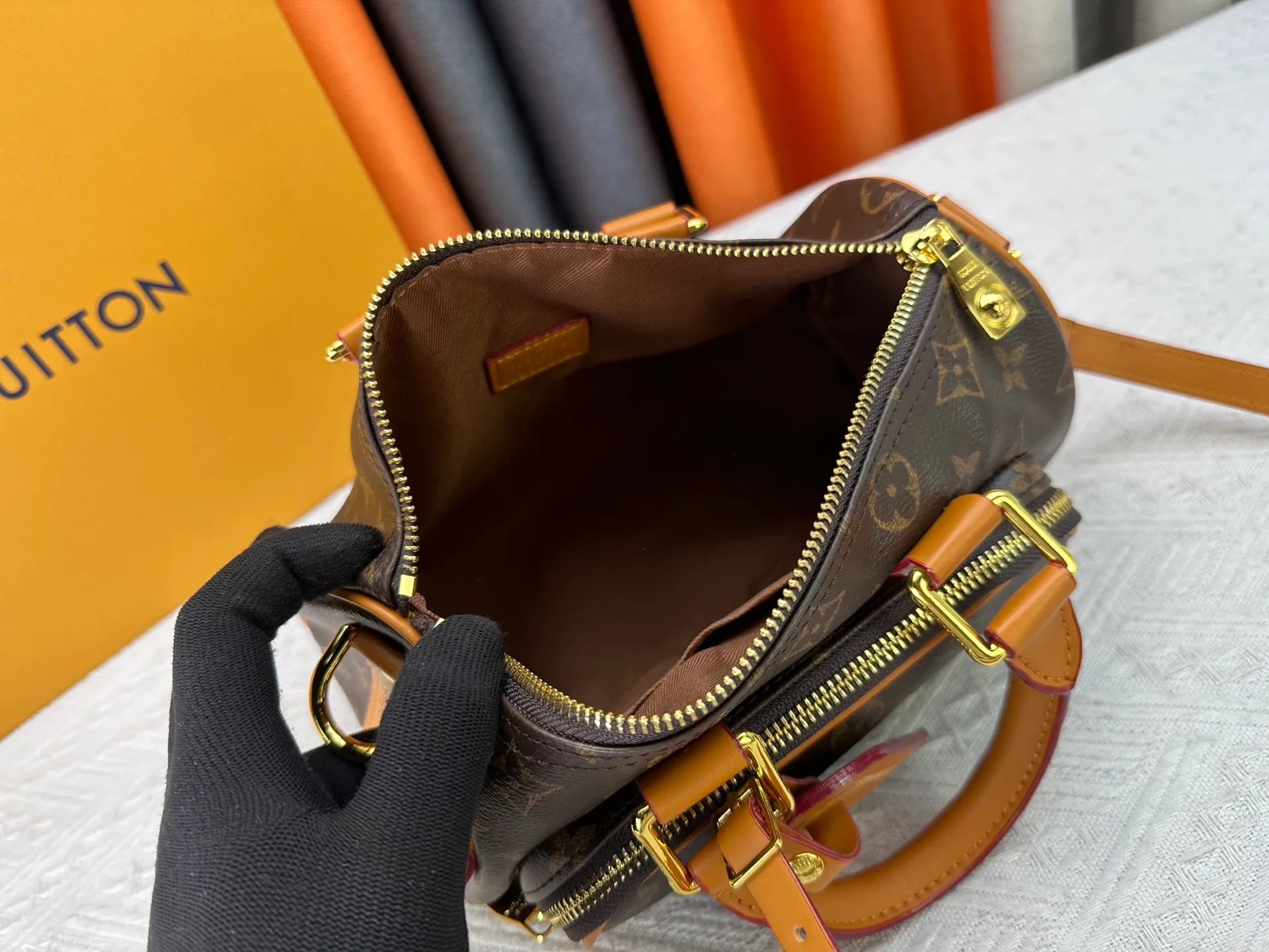 P260 Upgraded original M13988 full leather black M12627 khaki presbyopia, black grass green 46271 black flower This Keepall Bandoulière 25 handbag is made of grain leather with suede details and distressed metal parts. The Monogram canvas outer bag is opened with a cord zipper, making it easy to access and place your belongings. Removable and adjustable leather shoulder strap provides comfortable shoulder carrying experience. Length, height and width: 25x15x11cm