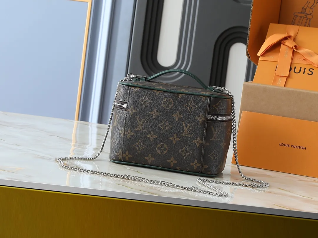 💰260💰Upgraded from the original M12650 M12647 M12654 M44495 M42263 This Nice mini cosmetic bag is made of Monogram Macassar coated canvas and has a compact structure that can be easily placed in a travel bag. The top trim, leather handles and washable lining are in bright tones, while the striped pattern on the inside subtly harks back to classic designs from the brand's archives. Dimensions: 20.0 x 13.5 x 12.0 cm (length x height x width)