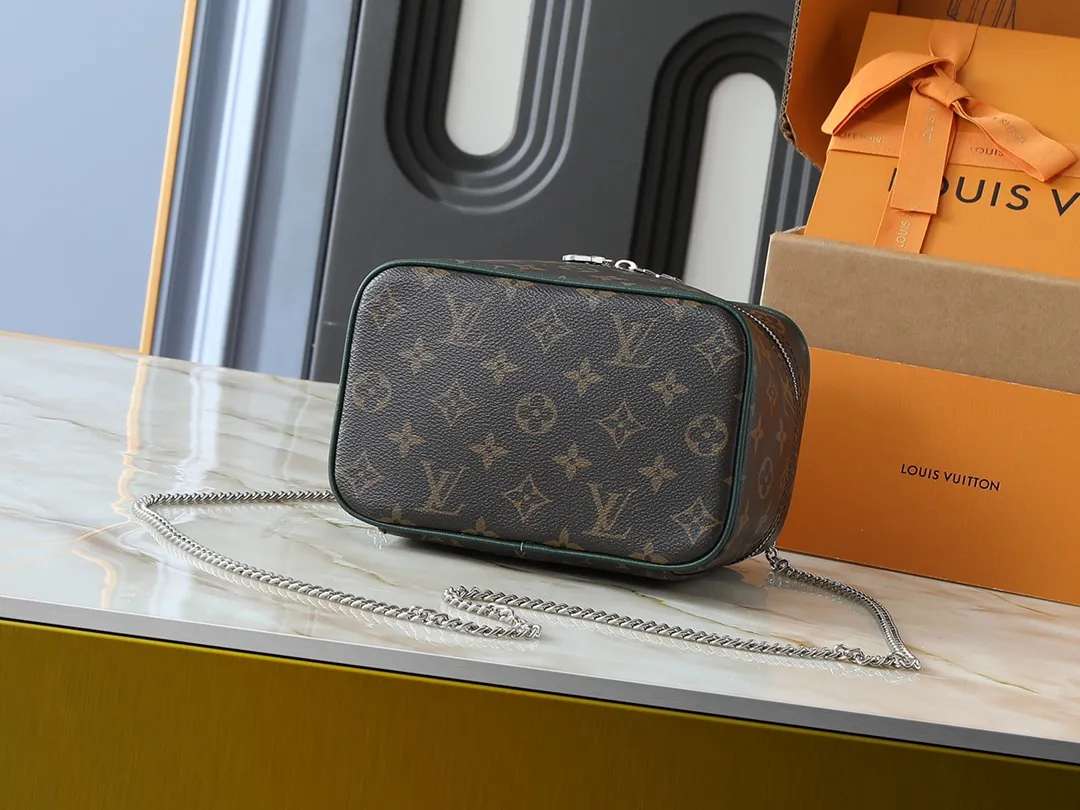 💰260💰Upgraded from the original M12650 M12647 M12654 M44495 M42263 This Nice mini cosmetic bag is made of Monogram Macassar coated canvas and has a compact structure that can be easily placed in a travel bag. The top trim, leather handles and washable lining are in bright tones, while the striped pattern on the inside subtly harks back to classic designs from the brand's archives. Dimensions: 20.0 x 13.5 x 12.0 cm (length x height x width)