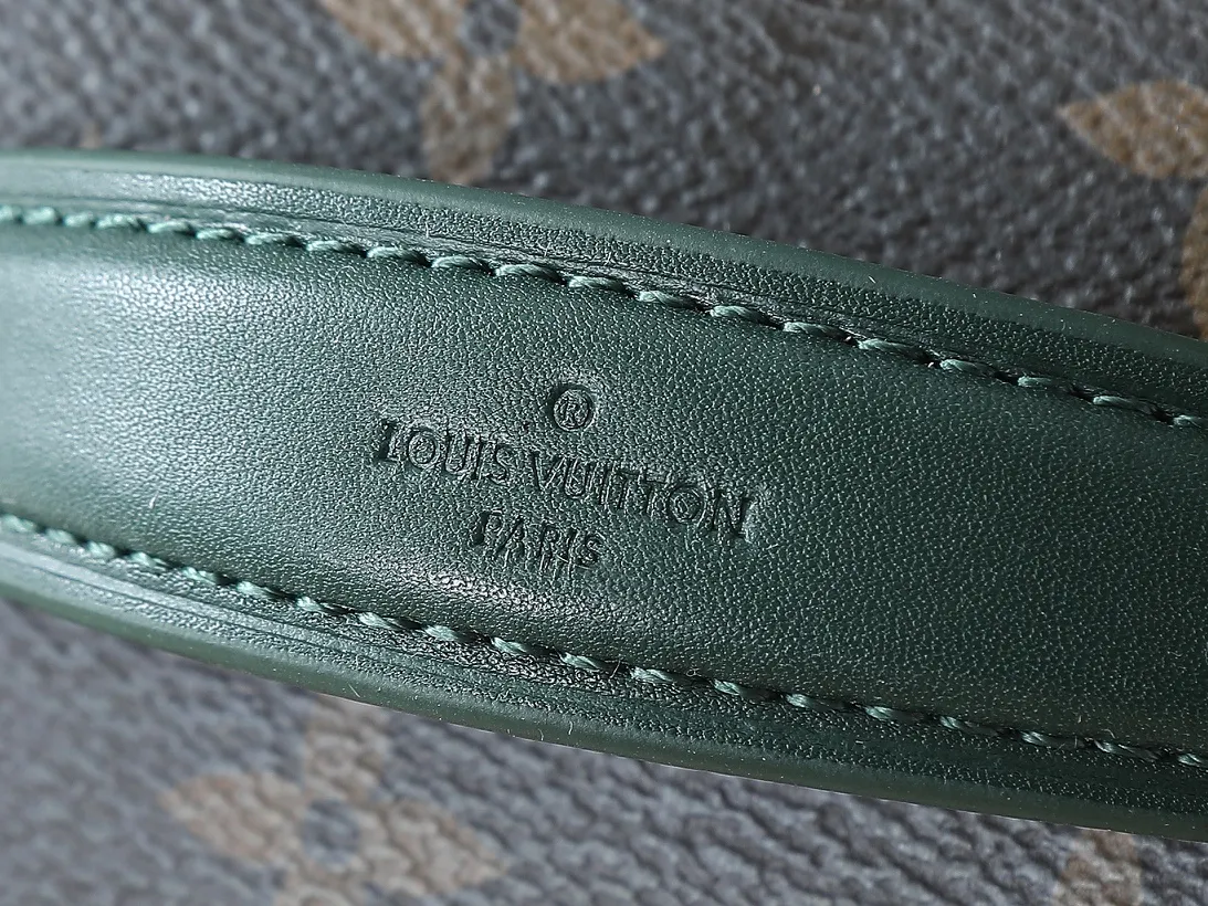 💰260💰Upgraded from the original M12650 M12647 M12654 M44495 M42263 This Nice mini cosmetic bag is made of Monogram Macassar coated canvas and has a compact structure that can be easily placed in a travel bag. The top trim, leather handles and washable lining are in bright tones, while the striped pattern on the inside subtly harks back to classic designs from the brand's archives. Dimensions: 20.0 x 13.5 x 12.0 cm (length x height x width)