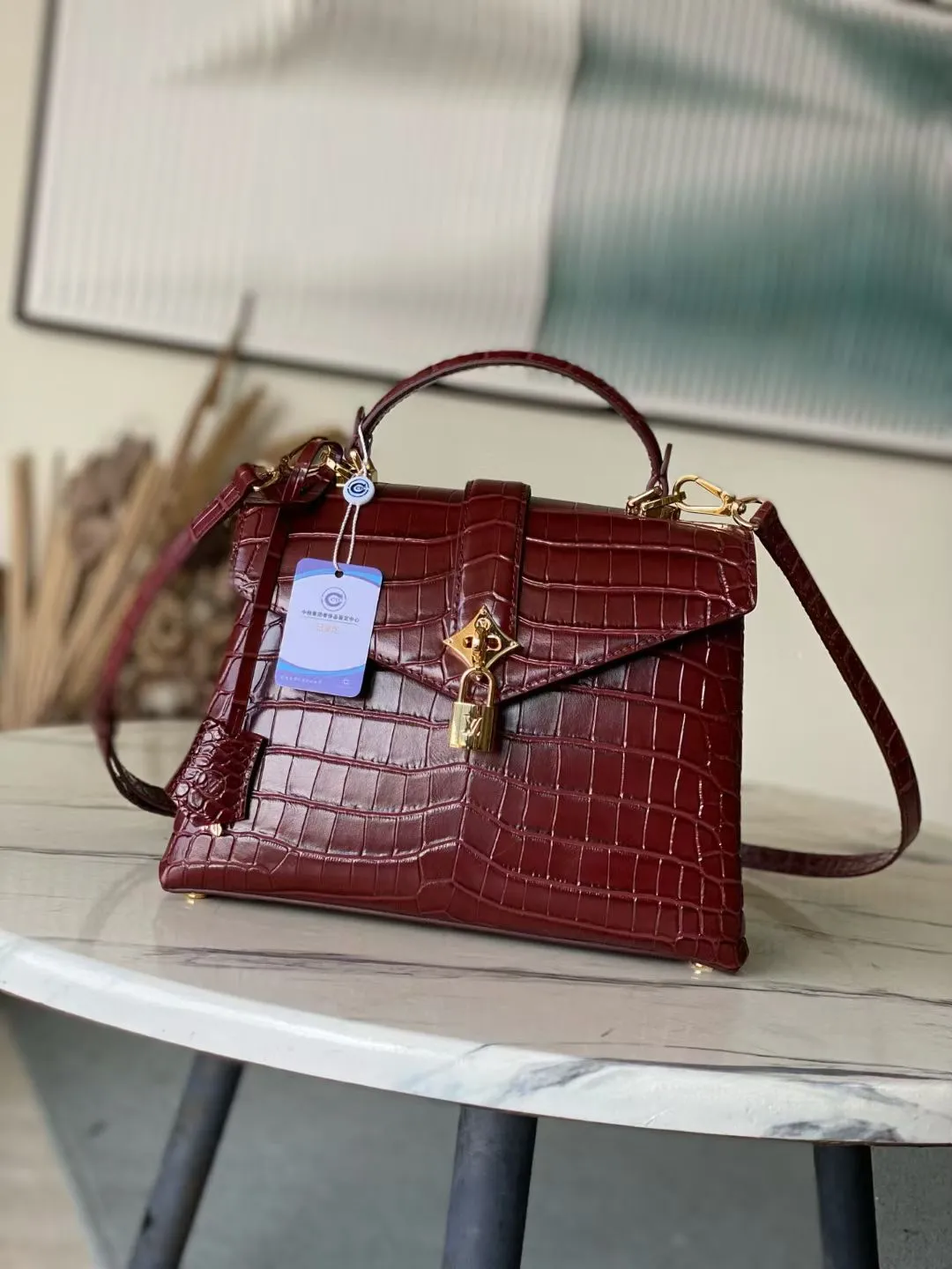💰2200 "Special Original Leather" N98928 Crocodile Maroon Medium Rose des Vents medium handbag is made of smooth and grained calfskin to outline elegant lines, embellished with golden LV padlocks to shine. Use the top handle and removable and adjustable shoulder strap to create an elegant elbow or practical cross-body style for everyday travel. Dimensions: length 27 width 11 height 19