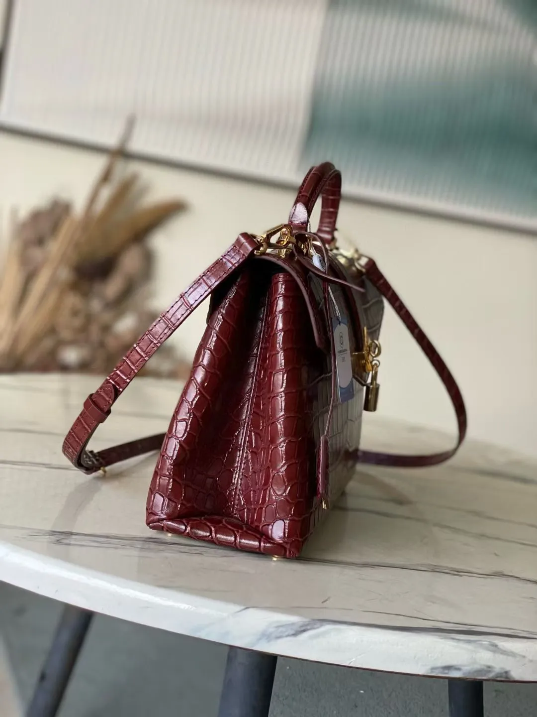 💰2200 "Special Original Leather" N98928 Crocodile Maroon Medium Rose des Vents medium handbag is made of smooth and grained calfskin to outline elegant lines, embellished with golden LV padlocks to shine. Use the top handle and removable and adjustable shoulder strap to create an elegant elbow or practical cross-body style for everyday travel. Dimensions: length 27 width 11 height 19