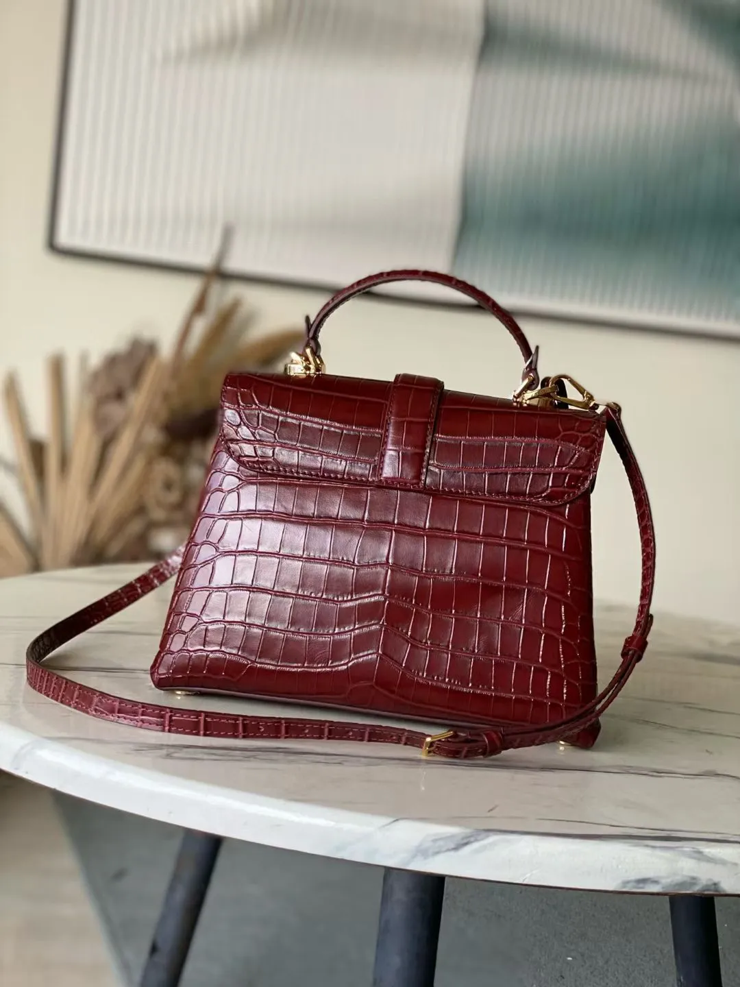 💰2200 "Special Original Leather" N98928 Crocodile Maroon Medium Rose des Vents medium handbag is made of smooth and grained calfskin to outline elegant lines, embellished with golden LV padlocks to shine. Use the top handle and removable and adjustable shoulder strap to create an elegant elbow or practical cross-body style for everyday travel. Dimensions: length 27 width 11 height 19