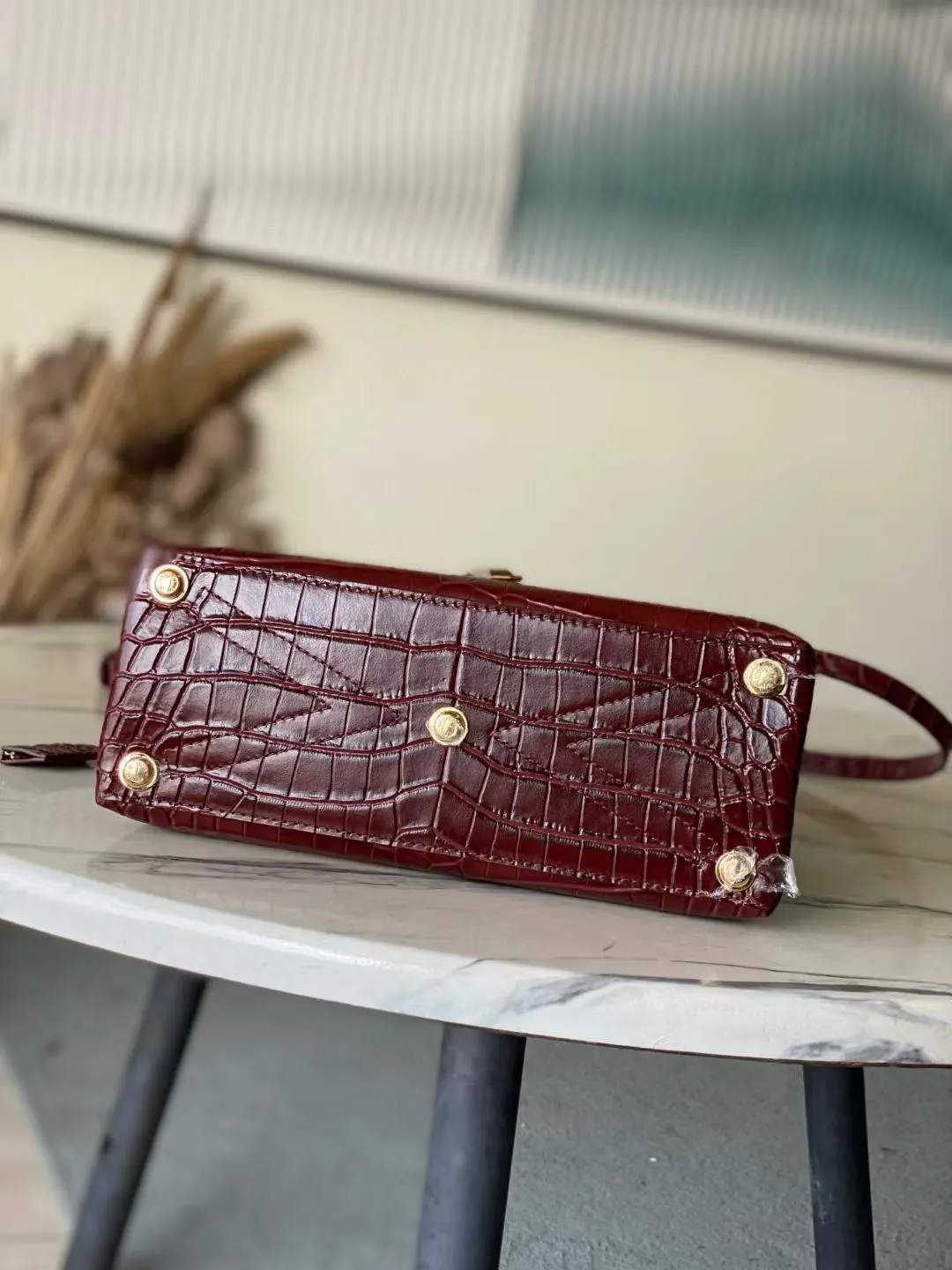 💰2200 "Special Original Leather" N98928 Crocodile Maroon Medium Rose des Vents medium handbag is made of smooth and grained calfskin to outline elegant lines, embellished with golden LV padlocks to shine. Use the top handle and removable and adjustable shoulder strap to create an elegant elbow or practical cross-body style for everyday travel. Dimensions: length 27 width 11 height 19