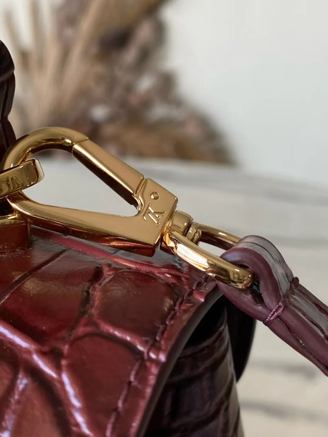 💰2200 "Special Original Leather" N98928 Crocodile Maroon Medium Rose des Vents medium handbag is made of smooth and grained calfskin to outline elegant lines, embellished with golden LV padlocks to shine. Use the top handle and removable and adjustable shoulder strap to create an elegant elbow or practical cross-body style for everyday travel. Dimensions: length 27 width 11 height 19