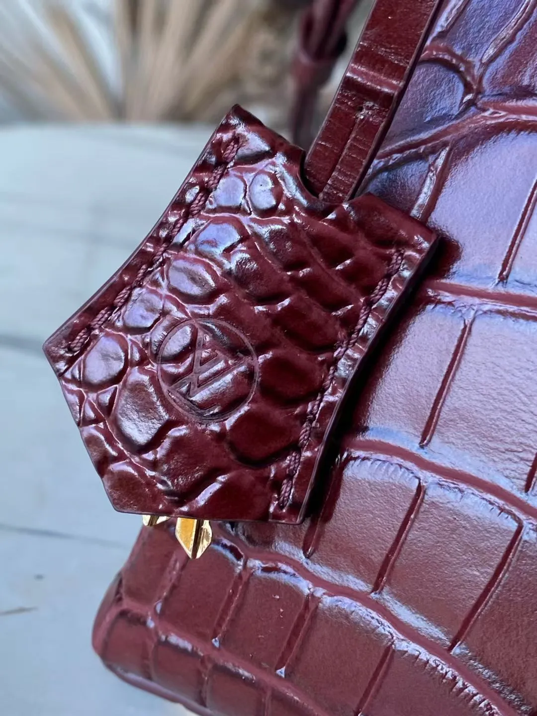 💰2200 "Special Original Leather" N98928 Crocodile Maroon Medium Rose des Vents medium handbag is made of smooth and grained calfskin to outline elegant lines, embellished with golden LV padlocks to shine. Use the top handle and removable and adjustable shoulder strap to create an elegant elbow or practical cross-body style for everyday travel. Dimensions: length 27 width 11 height 19