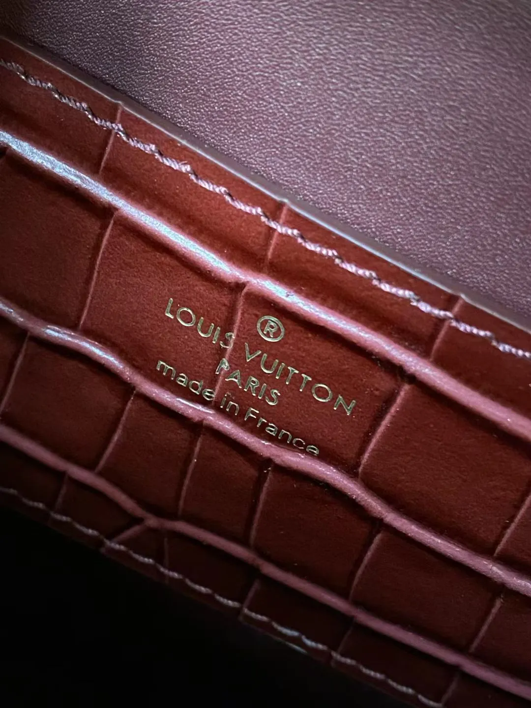 💰2200 "Special Original Leather" N98928 Crocodile Maroon Medium Rose des Vents medium handbag is made of smooth and grained calfskin to outline elegant lines, embellished with golden LV padlocks to shine. Use the top handle and removable and adjustable shoulder strap to create an elegant elbow or practical cross-body style for everyday travel. Dimensions: length 27 width 11 height 19