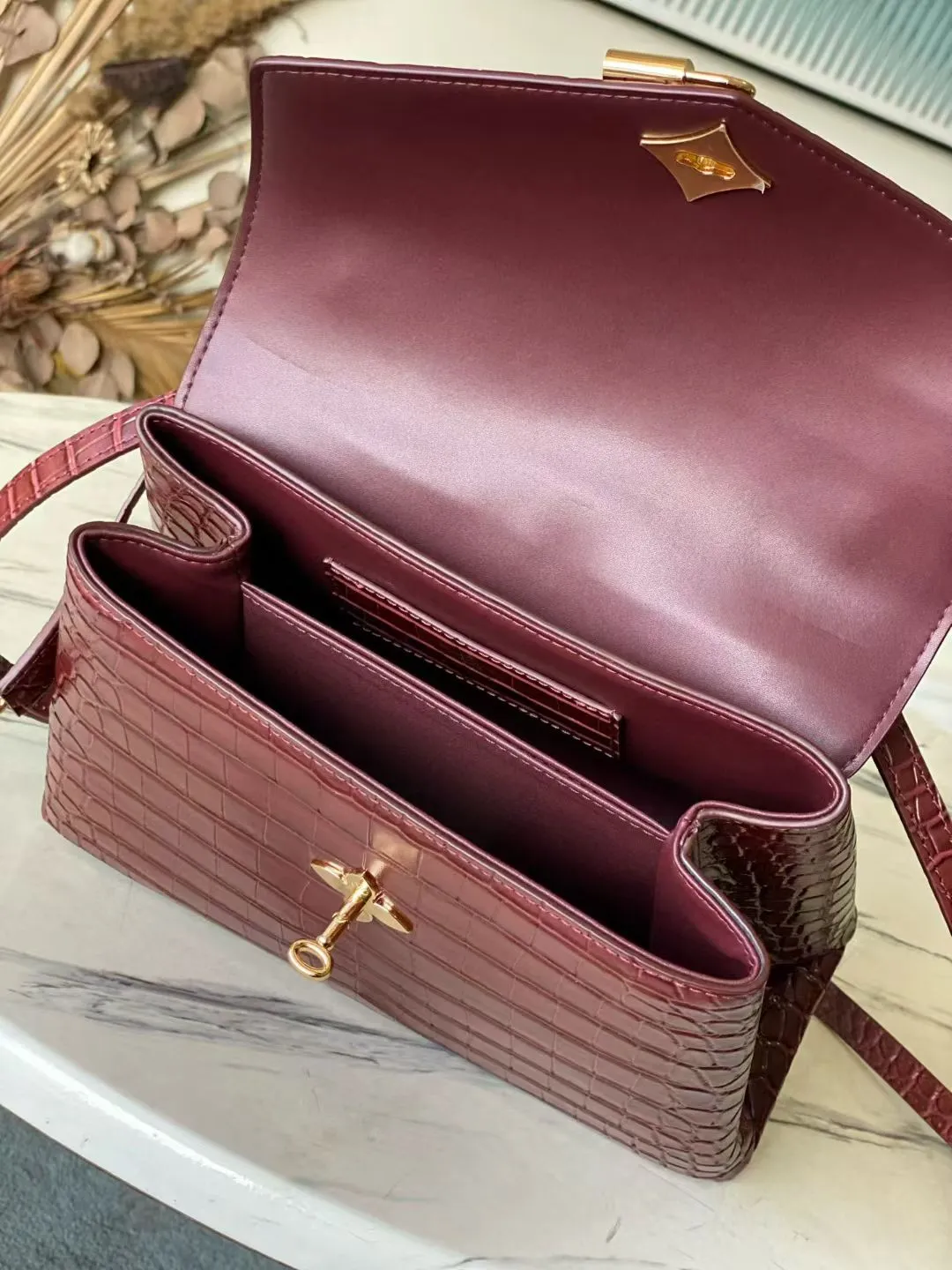 💰2200 "Special Original Leather" N98928 Crocodile Maroon Medium Rose des Vents medium handbag is made of smooth and grained calfskin to outline elegant lines, embellished with golden LV padlocks to shine. Use the top handle and removable and adjustable shoulder strap to create an elegant elbow or practical cross-body style for everyday travel. Dimensions: length 27 width 11 height 19