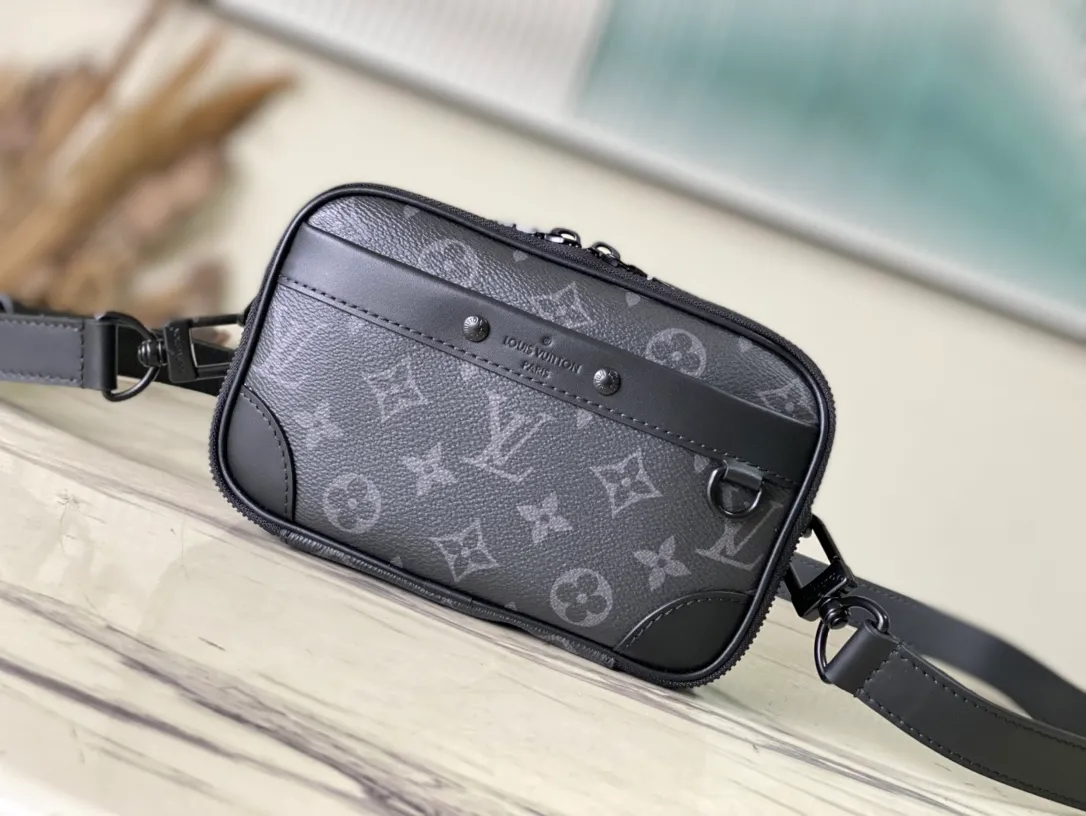 💰780 Top Original M82542 Black Flower Nano Alpha handbag is made of Monogram Shadow leather with subtle embossed Monogram pattern, which makes the compact structure show elegant style. The rivet elements are marked with the brand's signature, and the zippered compartments and external patch pockets are convenient for storing daily needs. The detachable and adjustable leather strap allows for comfortable carrying. Dimensions: 11 × 18.5 × 6.5 cm