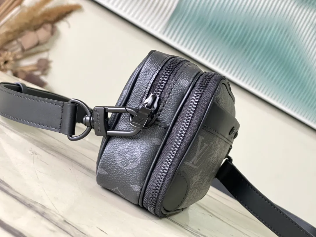 💰780 Top Original M82542 Black Flower Nano Alpha handbag is made of Monogram Shadow leather with subtle embossed Monogram pattern, which makes the compact structure show elegant style. The rivet elements are marked with the brand's signature, and the zippered compartments and external patch pockets are convenient for storing daily needs. The detachable and adjustable leather strap allows for comfortable carrying. Dimensions: 11 × 18.5 × 6.5 cm