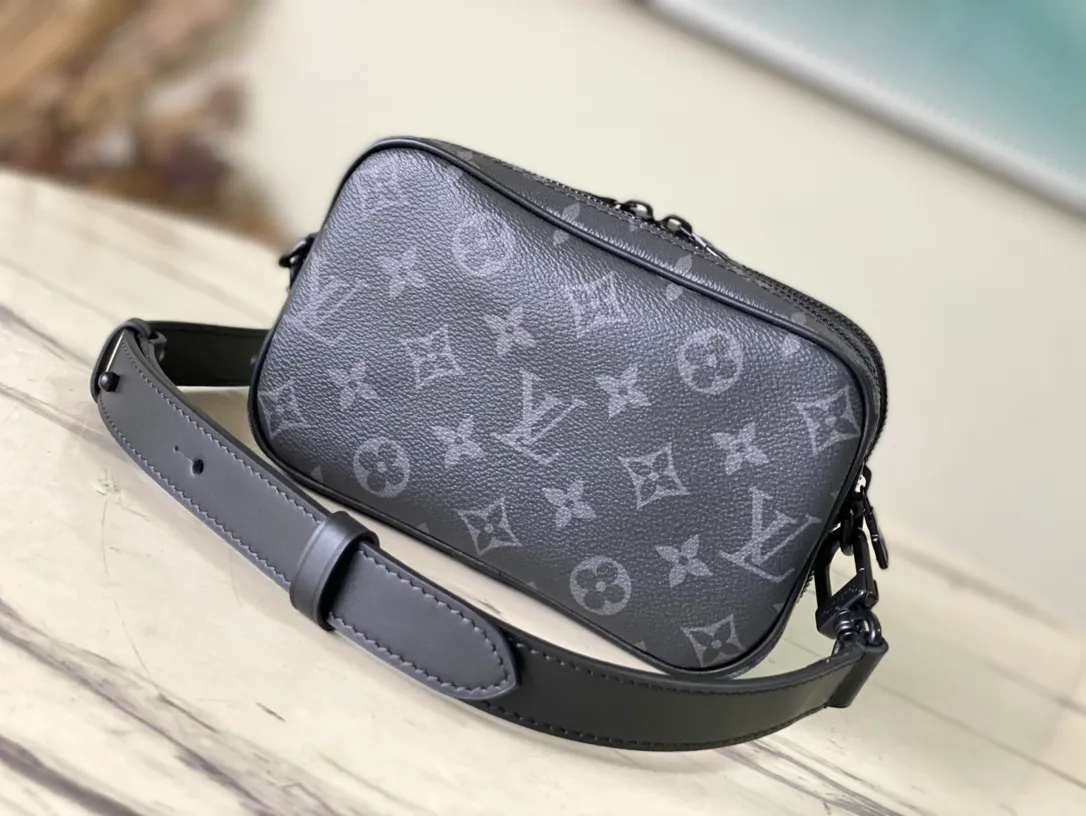 💰780 Top Original M82542 Black Flower Nano Alpha handbag is made of Monogram Shadow leather with subtle embossed Monogram pattern, which makes the compact structure show elegant style. The rivet elements are marked with the brand's signature, and the zippered compartments and external patch pockets are convenient for storing daily needs. The detachable and adjustable leather strap allows for comfortable carrying. Dimensions: 11 × 18.5 × 6.5 cm
