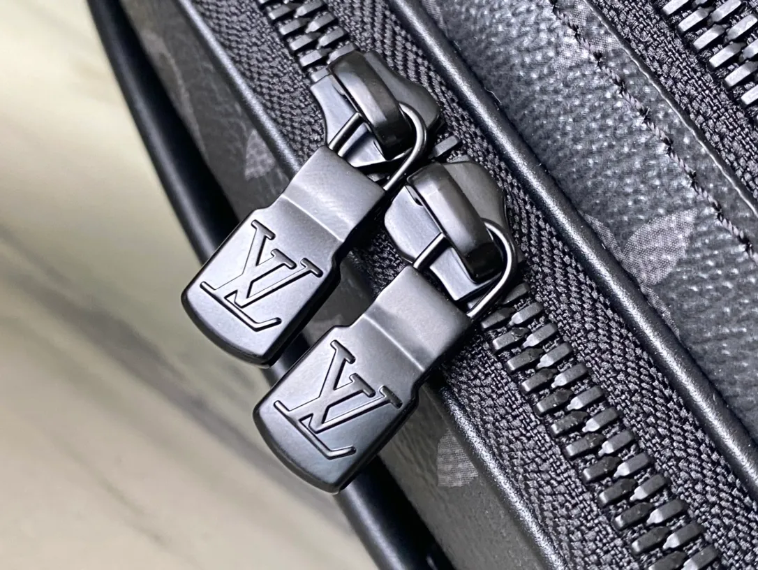 💰780 Top Original M82542 Black Flower Nano Alpha handbag is made of Monogram Shadow leather with subtle embossed Monogram pattern, which makes the compact structure show elegant style. The rivet elements are marked with the brand's signature, and the zippered compartments and external patch pockets are convenient for storing daily needs. The detachable and adjustable leather strap allows for comfortable carrying. Dimensions: 11 × 18.5 × 6.5 cm