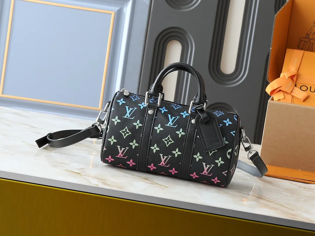 💰240💰Upgraded original M13935 gradient rainbow, black and white three-color N40770 brown grid M15428 old flower M46271 black flower M20900 M46249 This handbag condenses the classic silhouette of the Keepall travel bag. It is made of Monogram embossed Taurillon leather. The compact configuration is suitable for storing small items such as mobile phones and wallets. With its clever use of leather handles and detachable shoulder strap, it's easy to carry with you in trendy style. Detailed features Dimensions: 25✘15✘11 cm