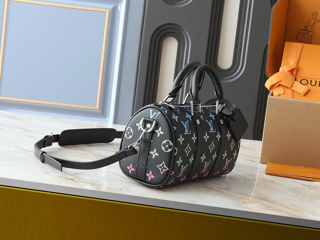 💰240💰Upgraded original M13935 gradient rainbow, black and white three-color N40770 brown grid M15428 old flower M46271 black flower M20900 M46249 This handbag condenses the classic silhouette of the Keepall travel bag. It is made of Monogram embossed Taurillon leather. The compact configuration is suitable for storing small items such as mobile phones and wallets. With its clever use of leather handles and detachable shoulder strap, it's easy to carry with you in trendy style. Detailed features Dimensions: 25✘15✘11 cm