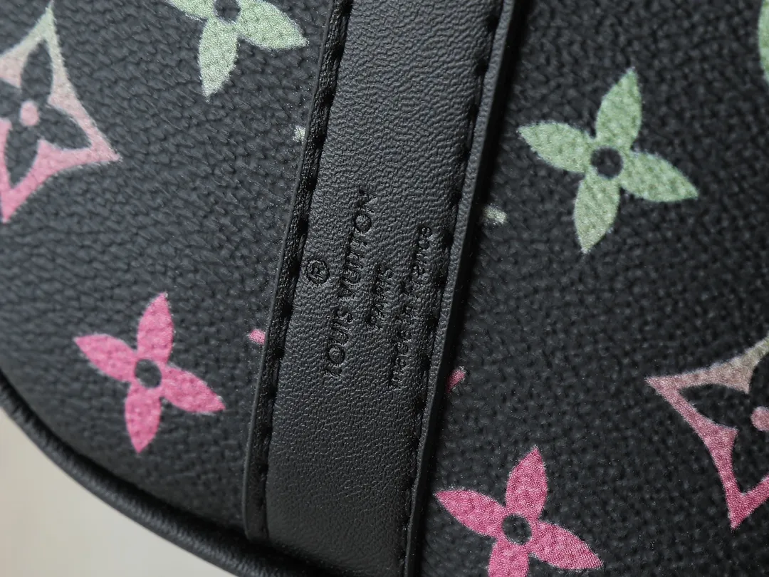 💰240💰Upgraded original M13935 gradient rainbow, black and white three-color N40770 brown grid M15428 old flower M46271 black flower M20900 M46249 This handbag condenses the classic silhouette of the Keepall travel bag. It is made of Monogram embossed Taurillon leather. The compact configuration is suitable for storing small items such as mobile phones and wallets. With its clever use of leather handles and detachable shoulder strap, it's easy to carry with you in trendy style. Detailed features Dimensions: 25✘15✘11 cm