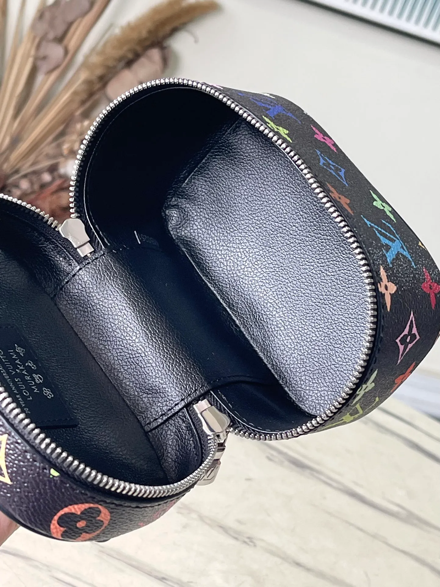 💰680 Top Original Order M14033 Black Color This Nice Nano cosmetic bag is from the Louis Vuitton x Takashi Murakami reissue series. It is made of colorful Monogram coated canvas to create a delicate structure. It cleverly reinterprets the brand's classic elements with the smart style of Japanese artist Takashi Murakami. It features leather handles and a zip closure at the top, and a washable fabric lining adds a functional element. Dimensions: 14 × 10.2 × 8.5 cm