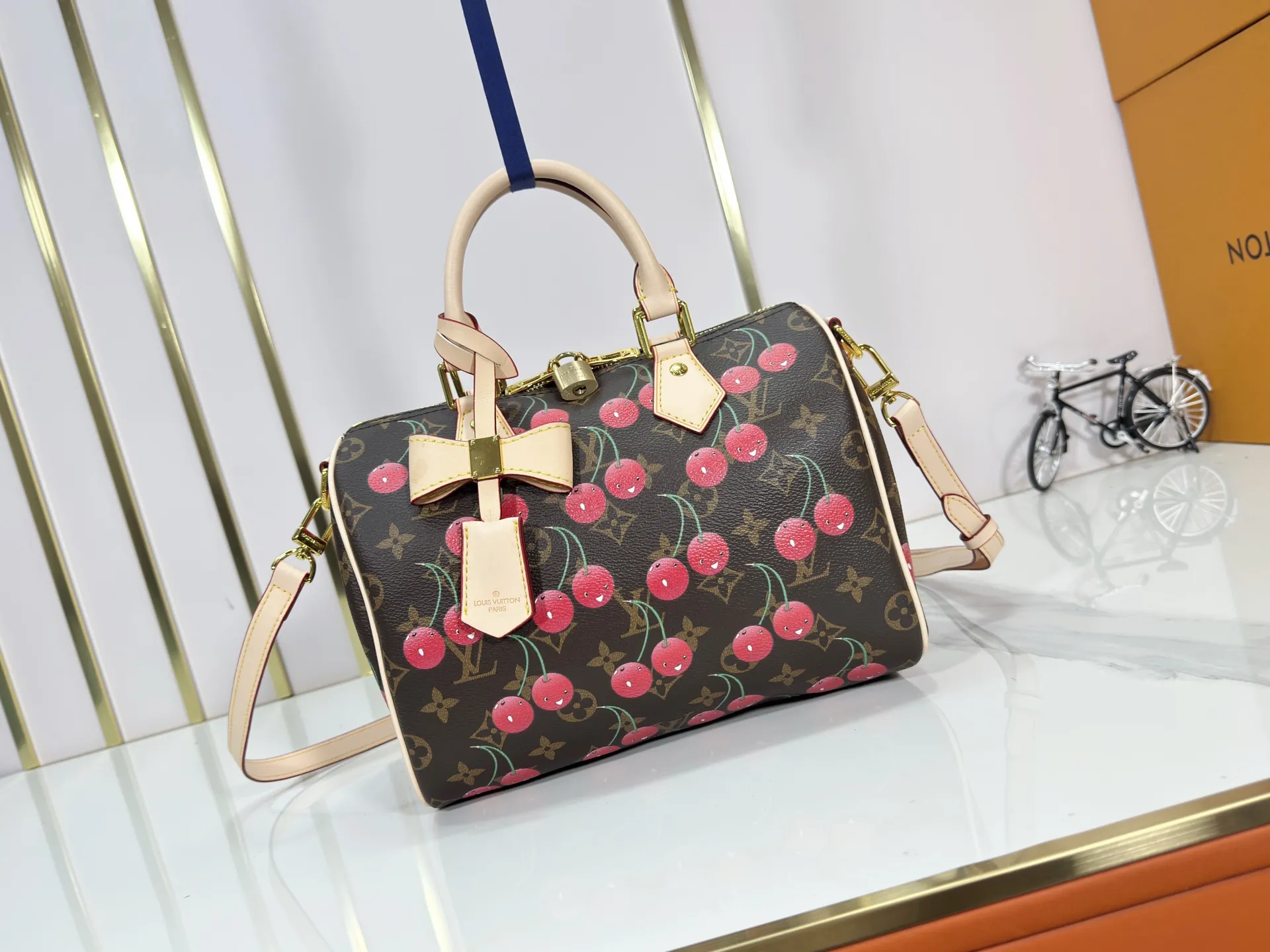 P260 Upgraded original version M17088 presbyopic cherry M13805 M13085 M13257 M13806 40391 40390lv Murakami Takashi co-branded NANOSPEEDY handbag This Nano Speedy handbag combines Monogram canvas and cow leather trim printing, with 33 colorful colors to interpret the white tricolor and black tricolor. The twelve pieces are popular around the world and are loved by celebrities and celebrities. Dimensions: 25.0 x 19.0 x 15.0 cm