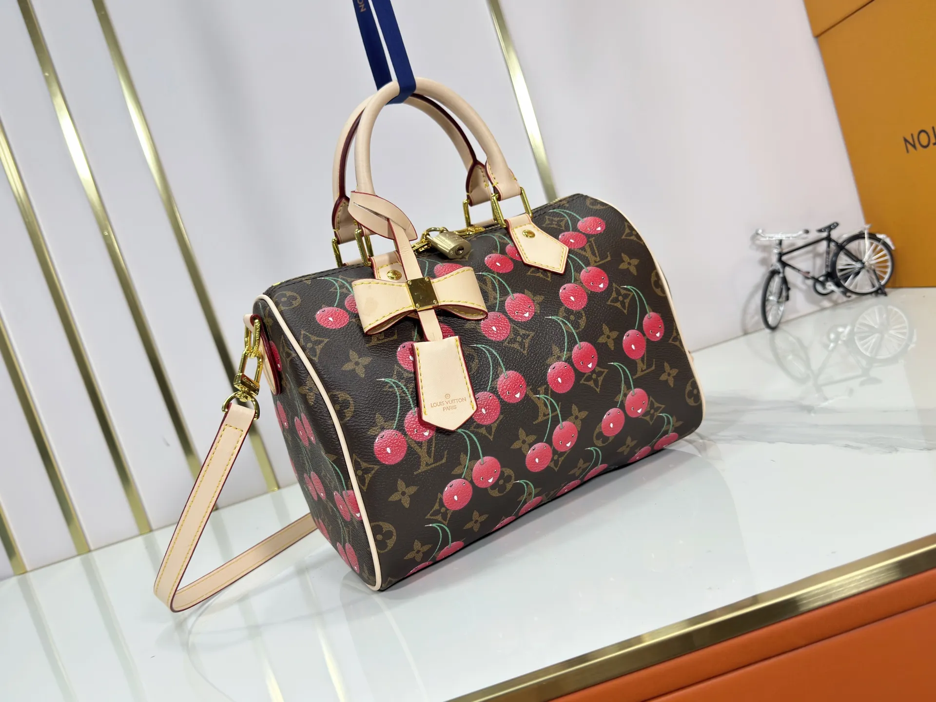 P260 Upgraded original version M17088 presbyopic cherry M13805 M13085 M13257 M13806 40391 40390lv Murakami Takashi co-branded NANOSPEEDY handbag This Nano Speedy handbag combines Monogram canvas and cow leather trim printing, with 33 colorful colors to interpret the white tricolor and black tricolor. The twelve pieces are popular around the world and are loved by celebrities and celebrities. Dimensions: 25.0 x 19.0 x 15.0 cm