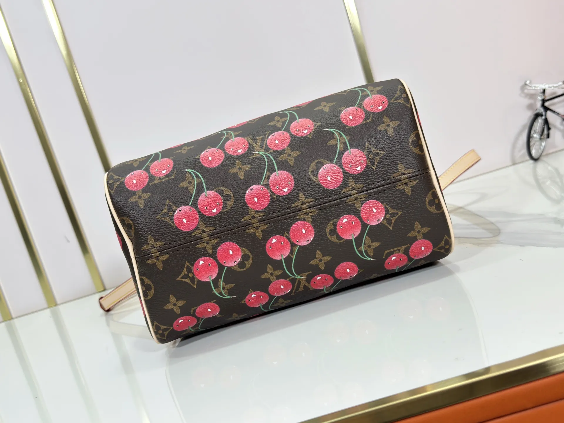 P260 Upgraded original version M17088 presbyopic cherry M13805 M13085 M13257 M13806 40391 40390lv Murakami Takashi co-branded NANOSPEEDY handbag This Nano Speedy handbag combines Monogram canvas and cow leather trim printing, with 33 colorful colors to interpret the white tricolor and black tricolor. The twelve pieces are popular around the world and are loved by celebrities and celebrities. Dimensions: 25.0 x 19.0 x 15.0 cm