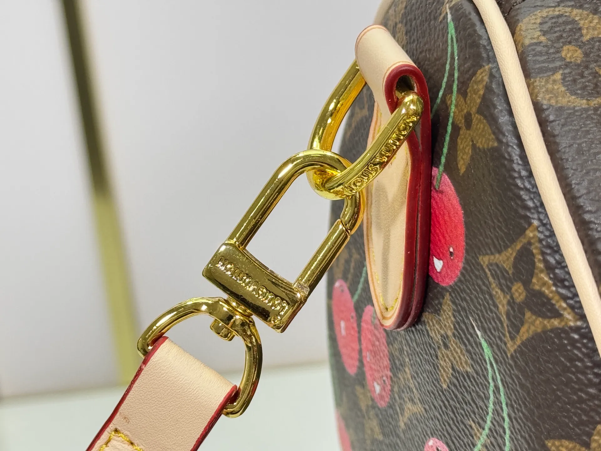 P260 Upgraded original version M17088 presbyopic cherry M13805 M13085 M13257 M13806 40391 40390lv Murakami Takashi co-branded NANOSPEEDY handbag This Nano Speedy handbag combines Monogram canvas and cow leather trim printing, with 33 colorful colors to interpret the white tricolor and black tricolor. The twelve pieces are popular around the world and are loved by celebrities and celebrities. Dimensions: 25.0 x 19.0 x 15.0 cm